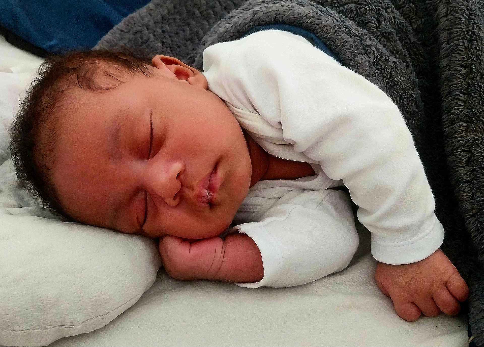 Kehwan participe au concours pour gagner de l'argent avec cette photo : baby, sleeping, blanket, pillow, infant, peaceful, cozy, resting, child, face, hand, white_clothing, soft, indoors, cute, newborn, portrait, relaxing, peace, toddler