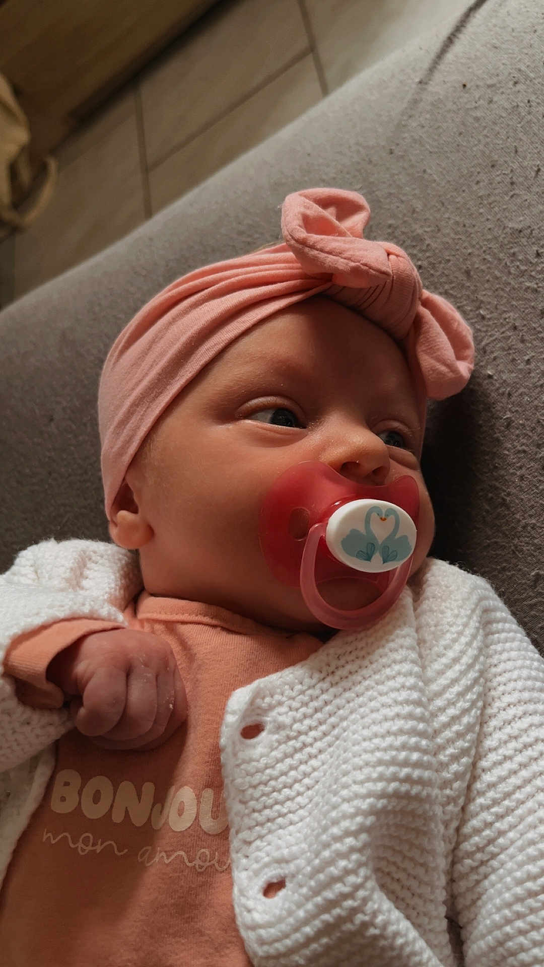 Nelya a rejoint le concours — aidez-le/la à gagner de superbes lots ! baby, pacifier, headband, blanket, knitwear, infant, clothing, sleepwear, cute, newborn, face, hand, pink, white, soft, indoor, portrait, resting, child, comfort