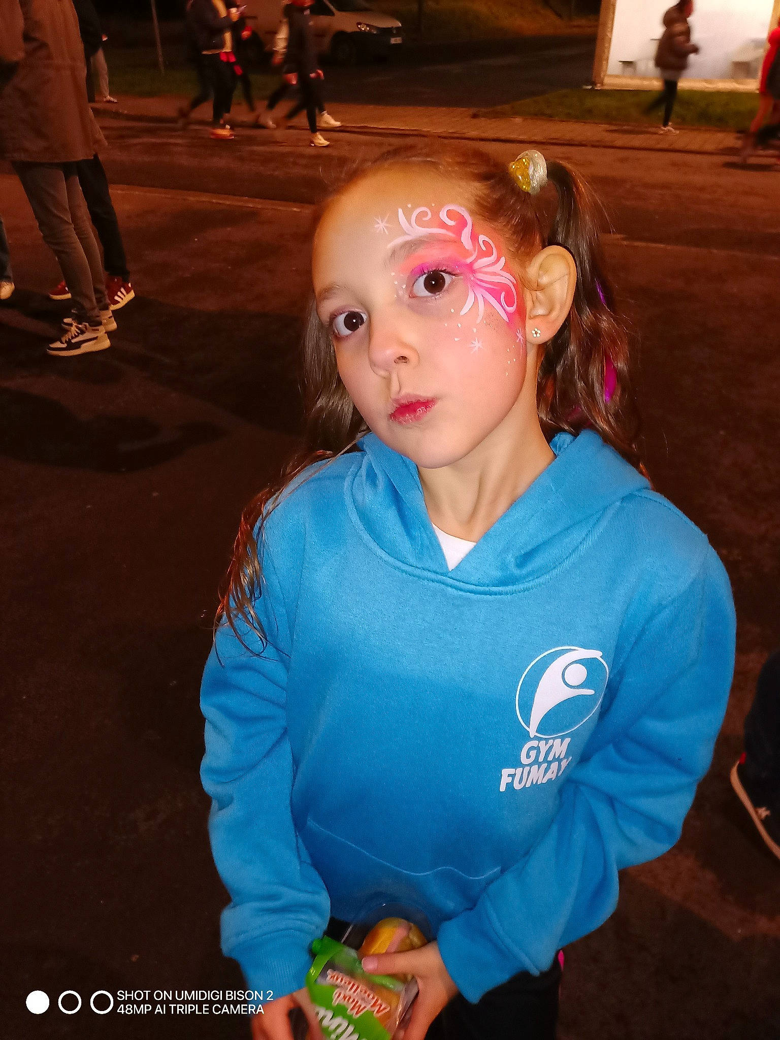 Maëlyse participe au concours pour gagner de l'argent avec cette photo : blond, brown_hair, child, ear, electric_blue, event, fun, hair_coloring, happy, leisure, long_hair, magenta, mouth, party, person, play, recreation, sleeve, sportswear, t_shirt