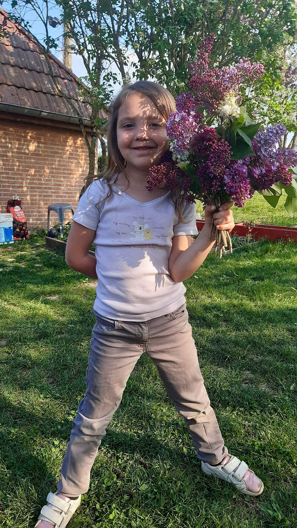 Maëlyse a rejoint le concours — aidez-le/la à gagner de superbes lots ! flower, fun, garden, grass, happy, house, joy, leisure, magenta, people_in_nature, person, photograph, pink, plant, recreation, smile, spring, sweatpant, t_shirt, tree