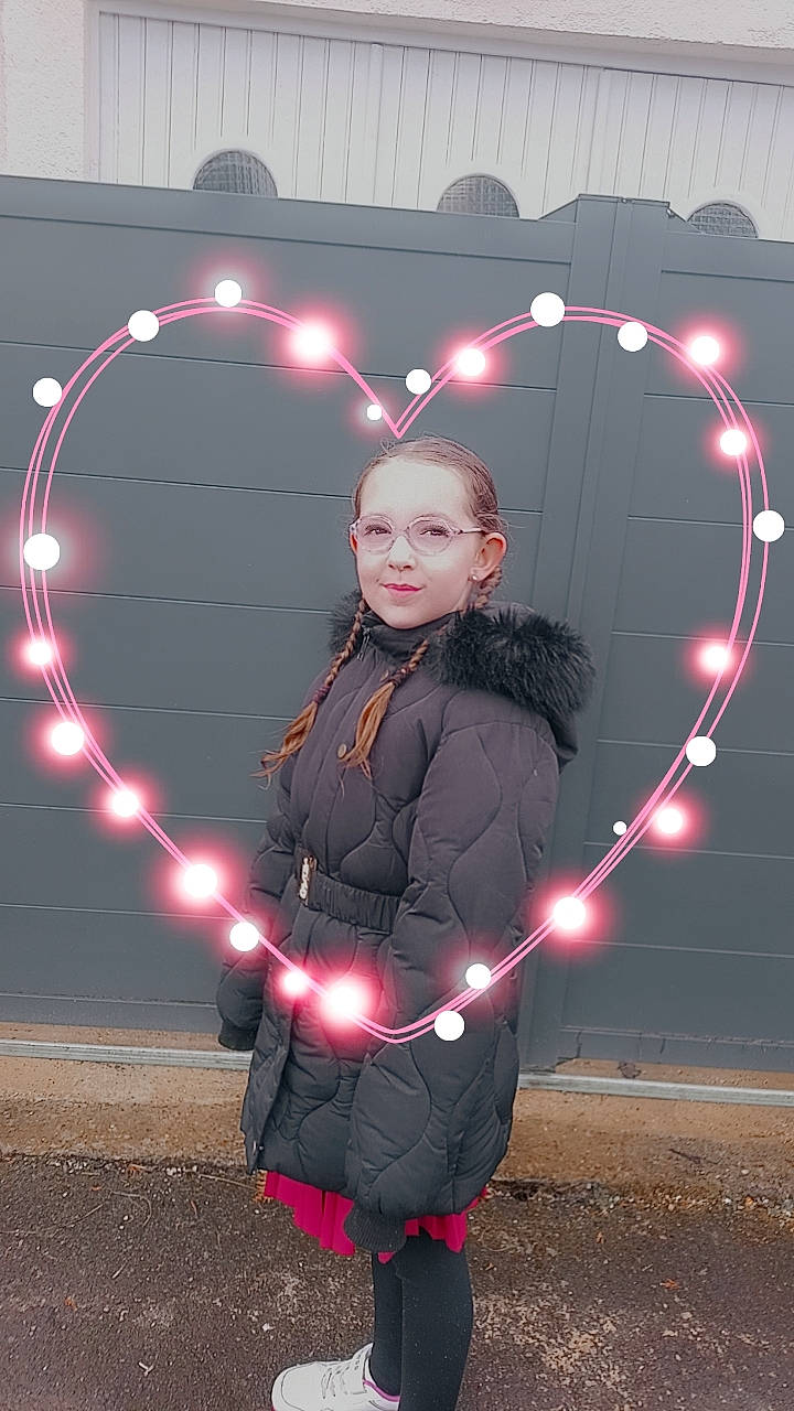 Maëlyse participe au concours pour gagner de l'argent avec cette photo : art, beauty, circle, darkness, design, electric_blue, entertainment, event, flash_photography, fun, happy, hula_hoop, light, magenta, night, pattern, performance_art, performing_arts, person, pink