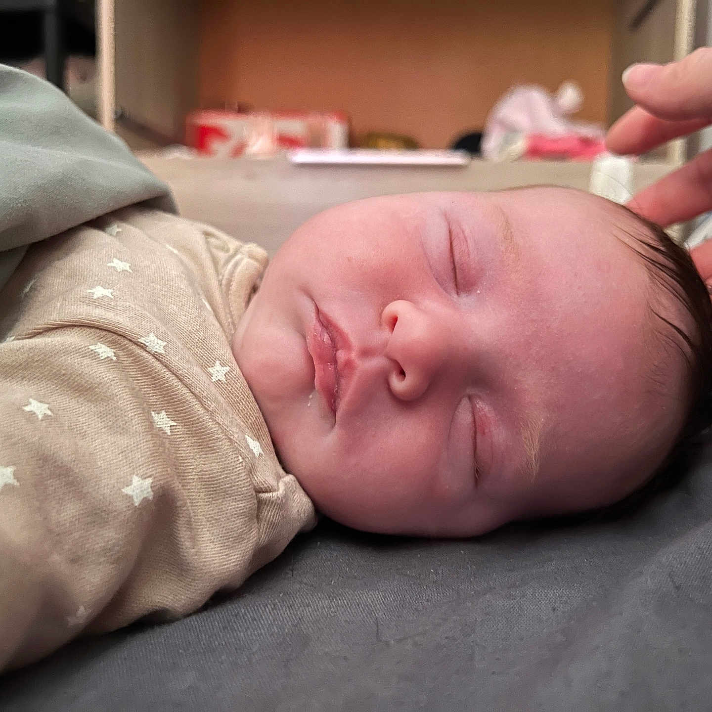 Lyanna participe au concours pour gagner de l'argent avec cette photo : baby, newborn, sleeping, blanket, hand, indoor, closeup, face, infant, peaceful, soft_lighting, cozy, skin, head, person, cute, resting, portrait, clothing, bed