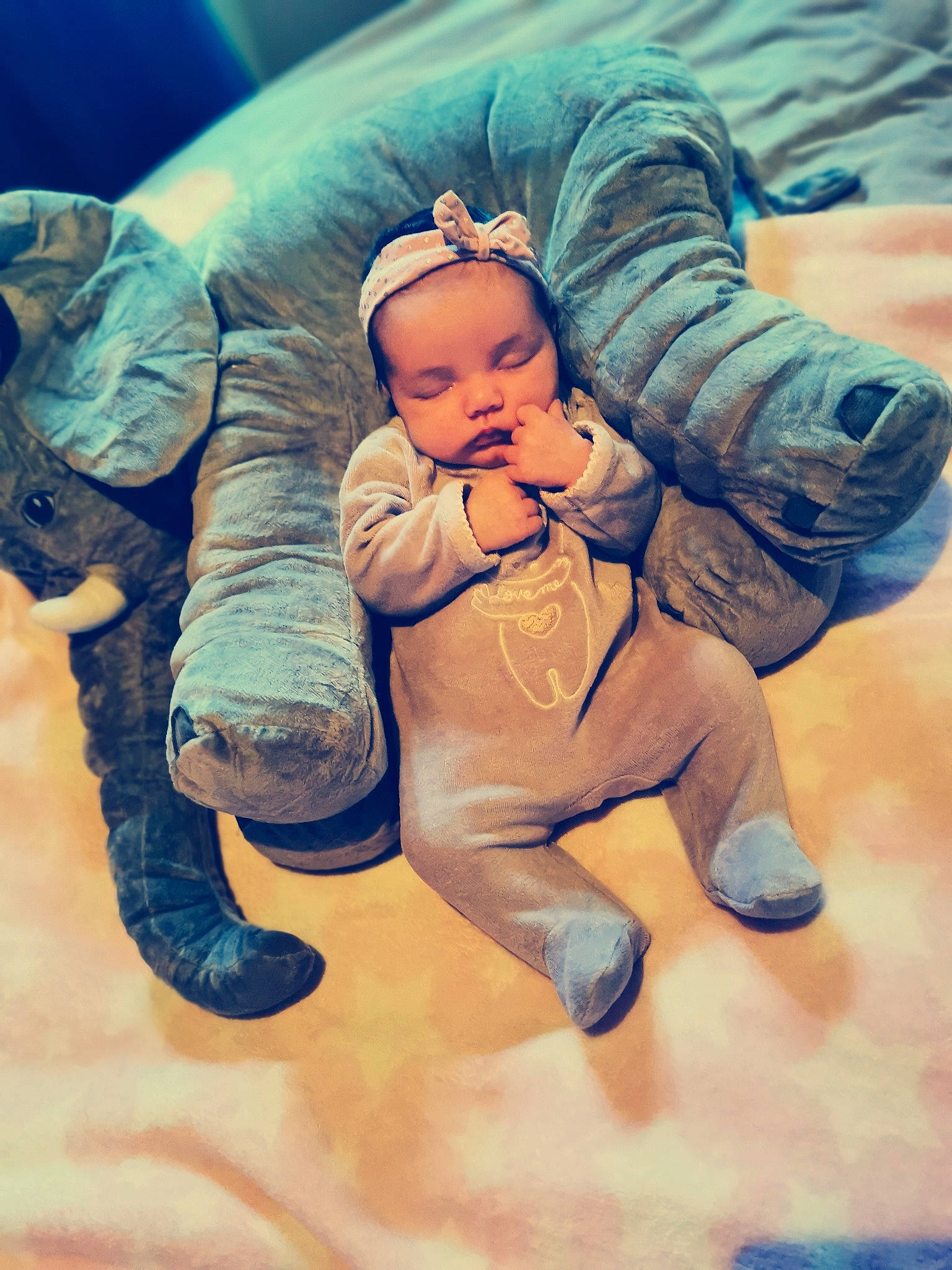 Maëlyss a rejoint le concours — aidez-le/la à gagner de superbes lots ! baby, blue, child, cloud, finger, fun, gesture, hand, happy, illustration, person, photography, smile, space, toddler