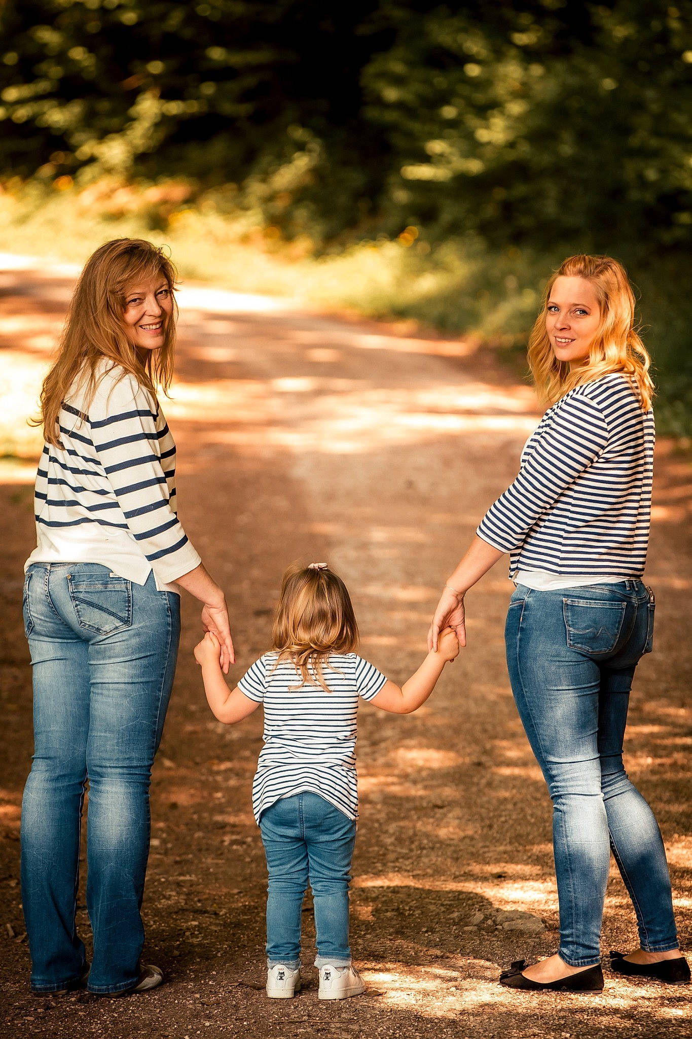 Lyana participe au concours pour gagner de l'argent avec cette photo : arm, clothing, denim, flash_photography, gesture, grass, hair, hand, happy, holding_hands, interaction, jeans, joy, leisure, people_in_nature, person, smile, standing, summer, sunlight