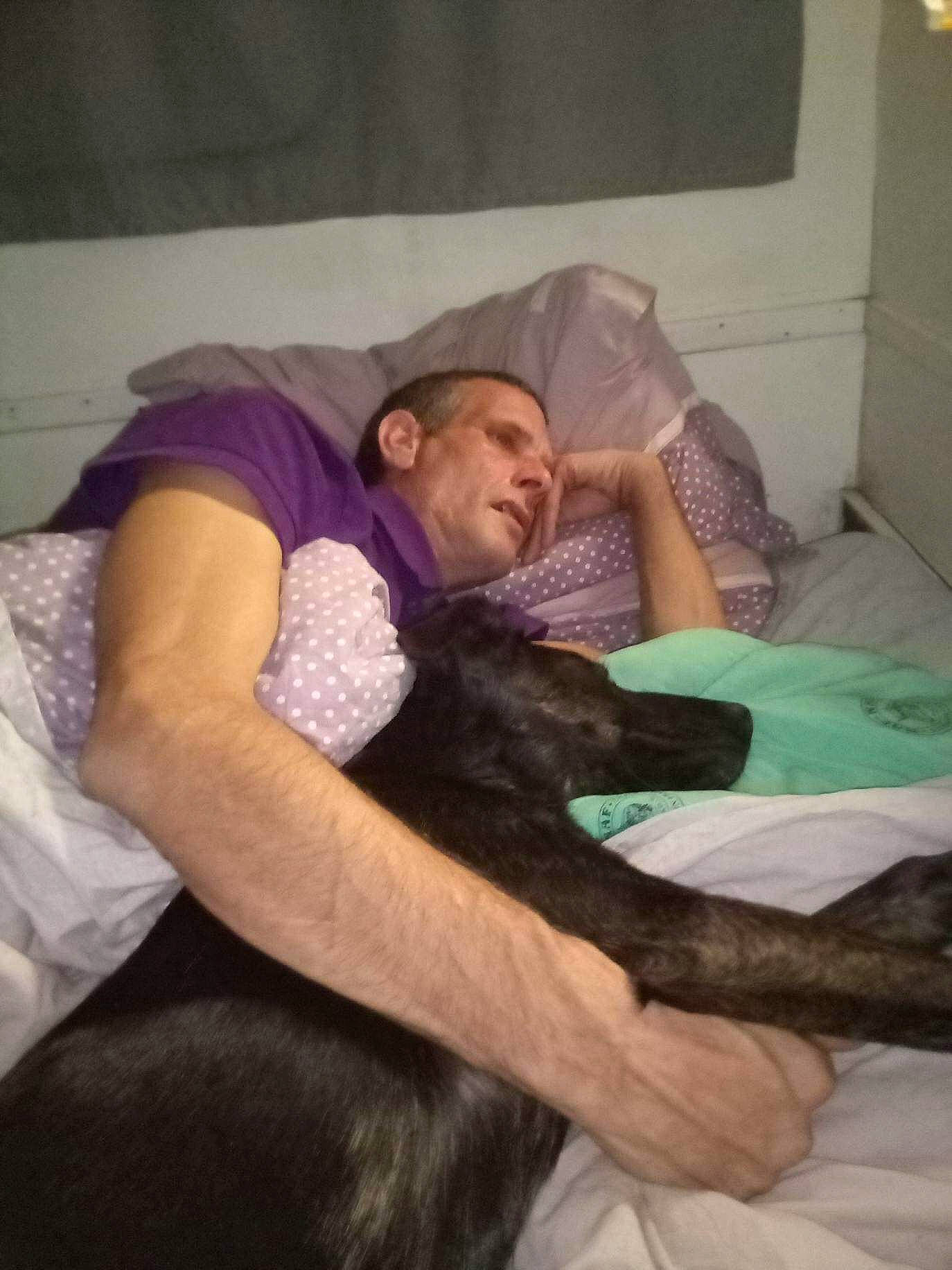 Pikachu participe au concours pour gagner de l'argent avec cette photo : abdomen, bed, bed_sheet, bedding, bedroom, canidae, carnivore, comfort, companion_dog, dog_breed, elbow, felidae, fur, knee, linens, room, sitting, small_to_medium_sized_cats, sporting_group, thigh