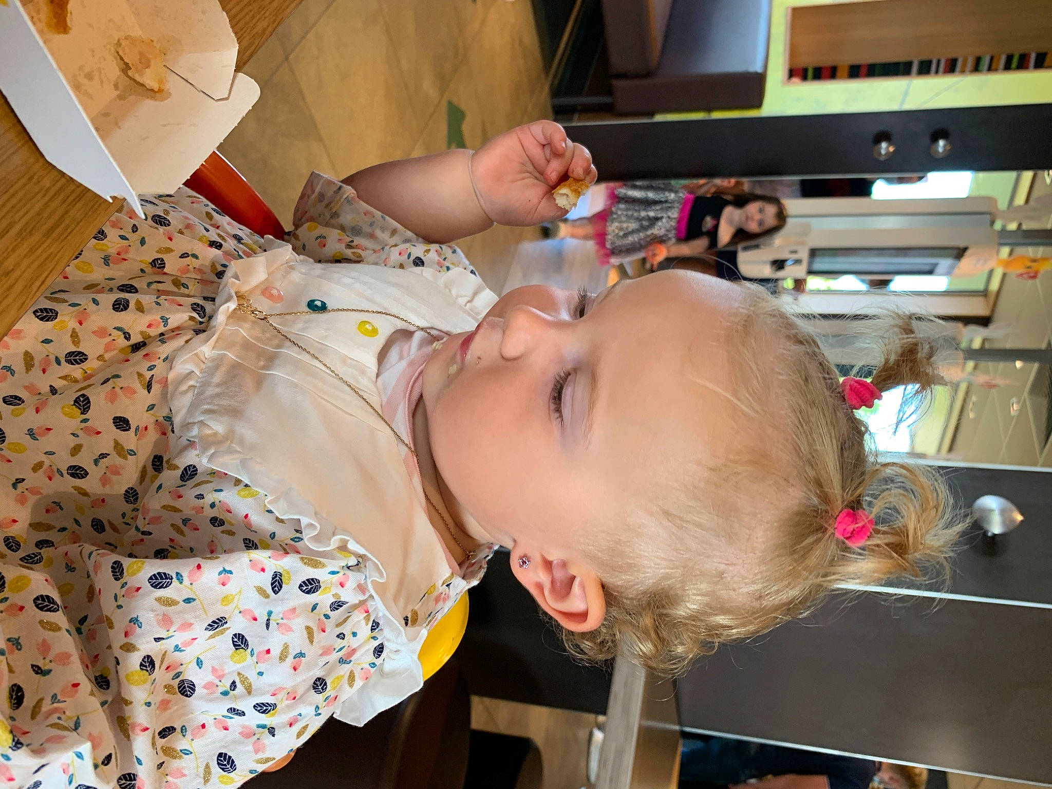 Annélya participe au concours pour gagner de l'argent avec cette photo : baby, blurred, child, ear, person, toddler