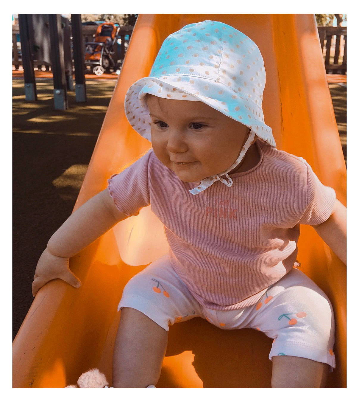 Annélya participe au concours pour gagner de l'argent avec cette photo : baby, bonnet, cap, child, child_model, headgear, headwear, leisure, orange, person, play, smile, toddler