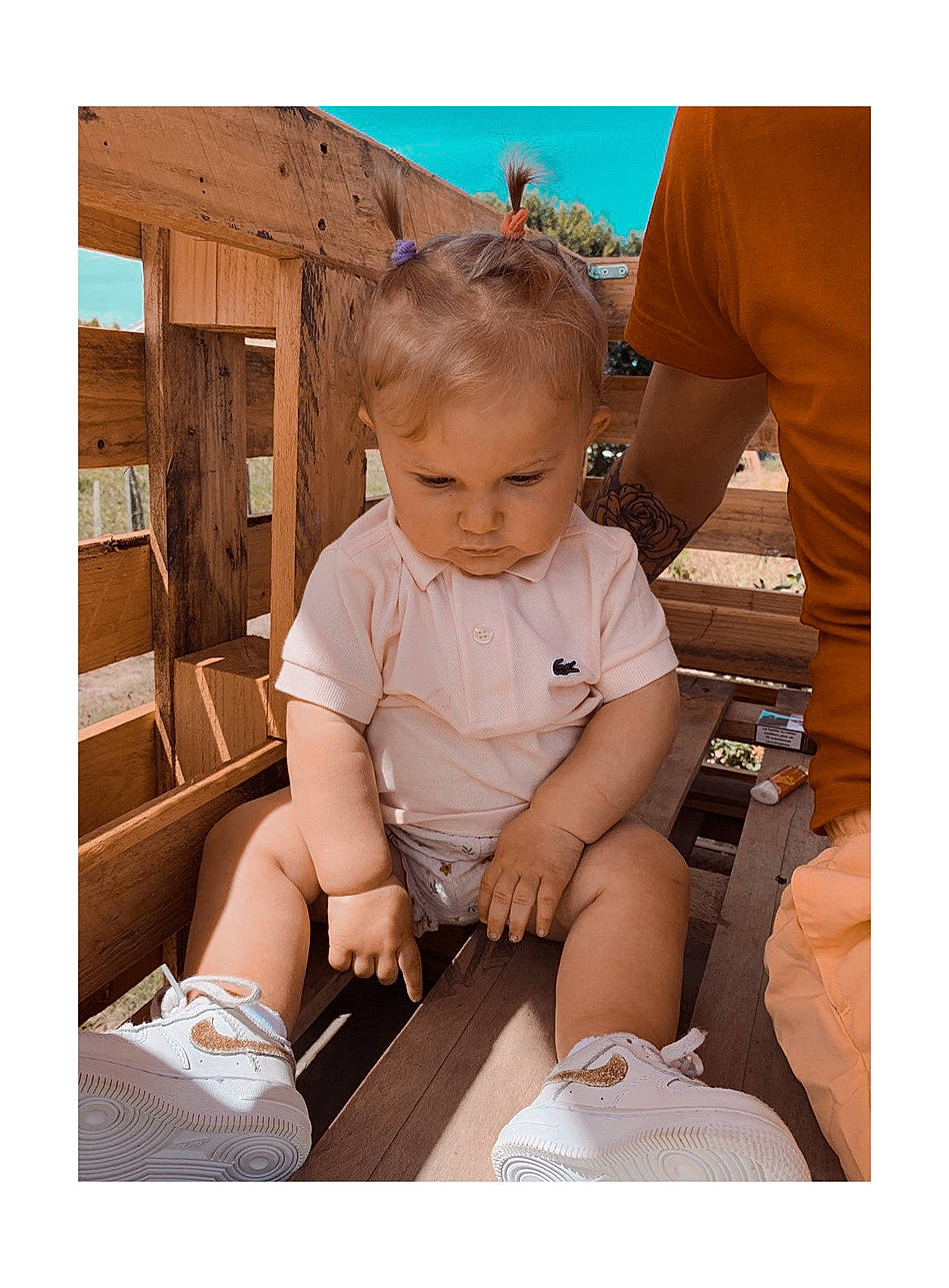 Annélya participe au concours pour gagner de l'argent avec cette photo : baby, beige, child, footwear, person, play, product, shoe, sitting, stock_photography, t_shirt, table, toddler, wood