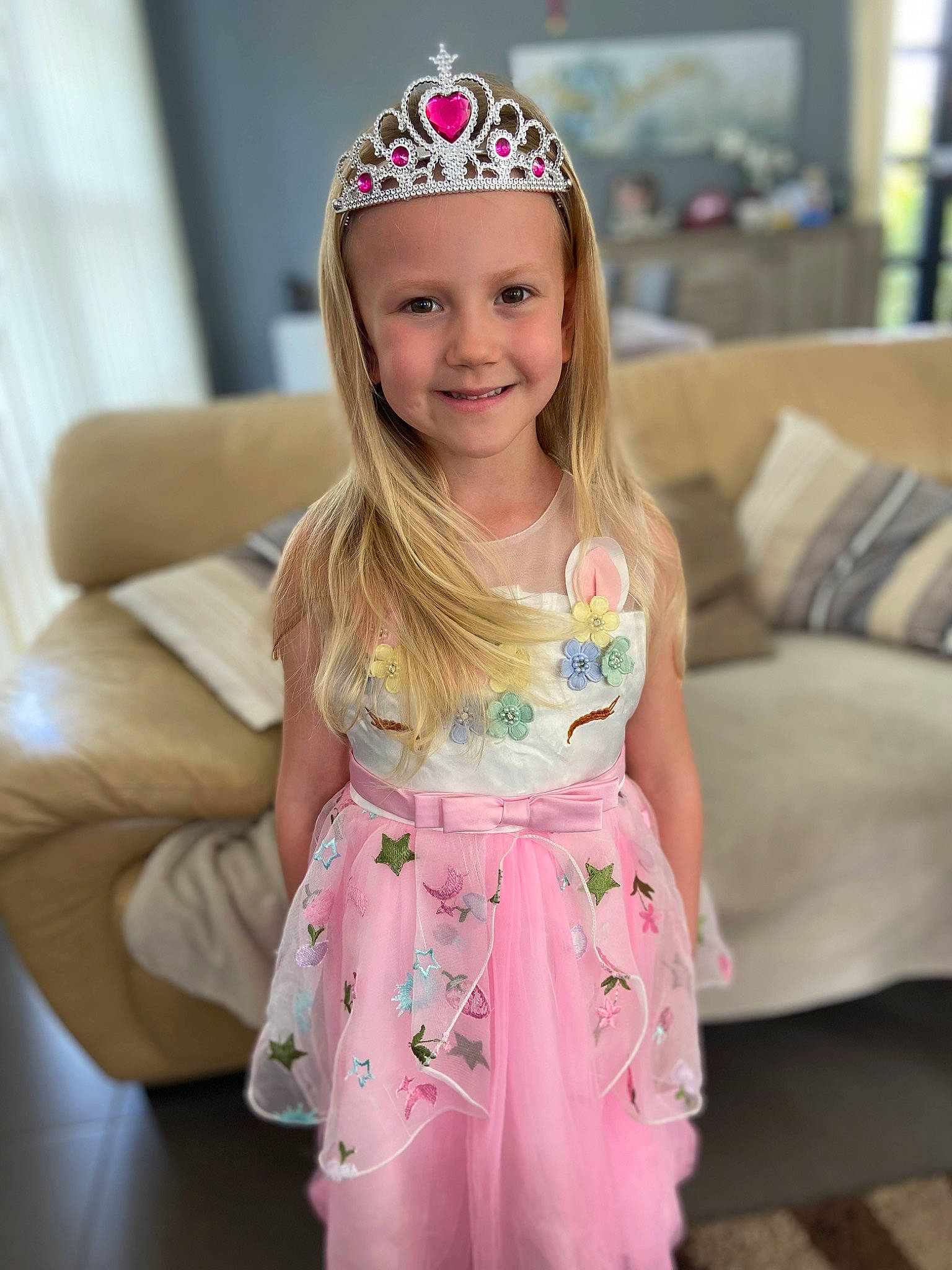 Eva a rejoint le concours — aidez-le/la à gagner de superbes lots ! baby_toddler_clothing, blond, child, couch, day_dress, dress, event, face, fashion_design, hairstyle, happy, head, headpiece, headwear, joy, one_piece_garment, person, pink, skin, sleeve