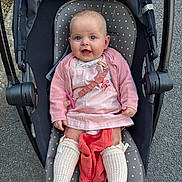 Tess a rejoint le concours — aidez-le/la à gagner de superbes lots ! baby, blue_eyes, cardigan, child, comfort, cute, happy, infant, knitted_socks, outdoor, overalls, pavement, person, pink_clothing, plush_toy, polka_dots, seat, smiling, stroller, toy
