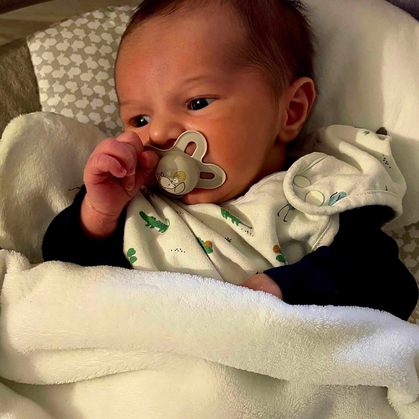 Ilenzo a rejoint le concours — aidez-le/la à gagner de superbes lots ! baby, babywear, blanket, child, clothing, comfort, cozy, cute, face, hand, head, indoors, infant, newborn, pacifier, pattern, portrait, resting, sleeping_bag, soft