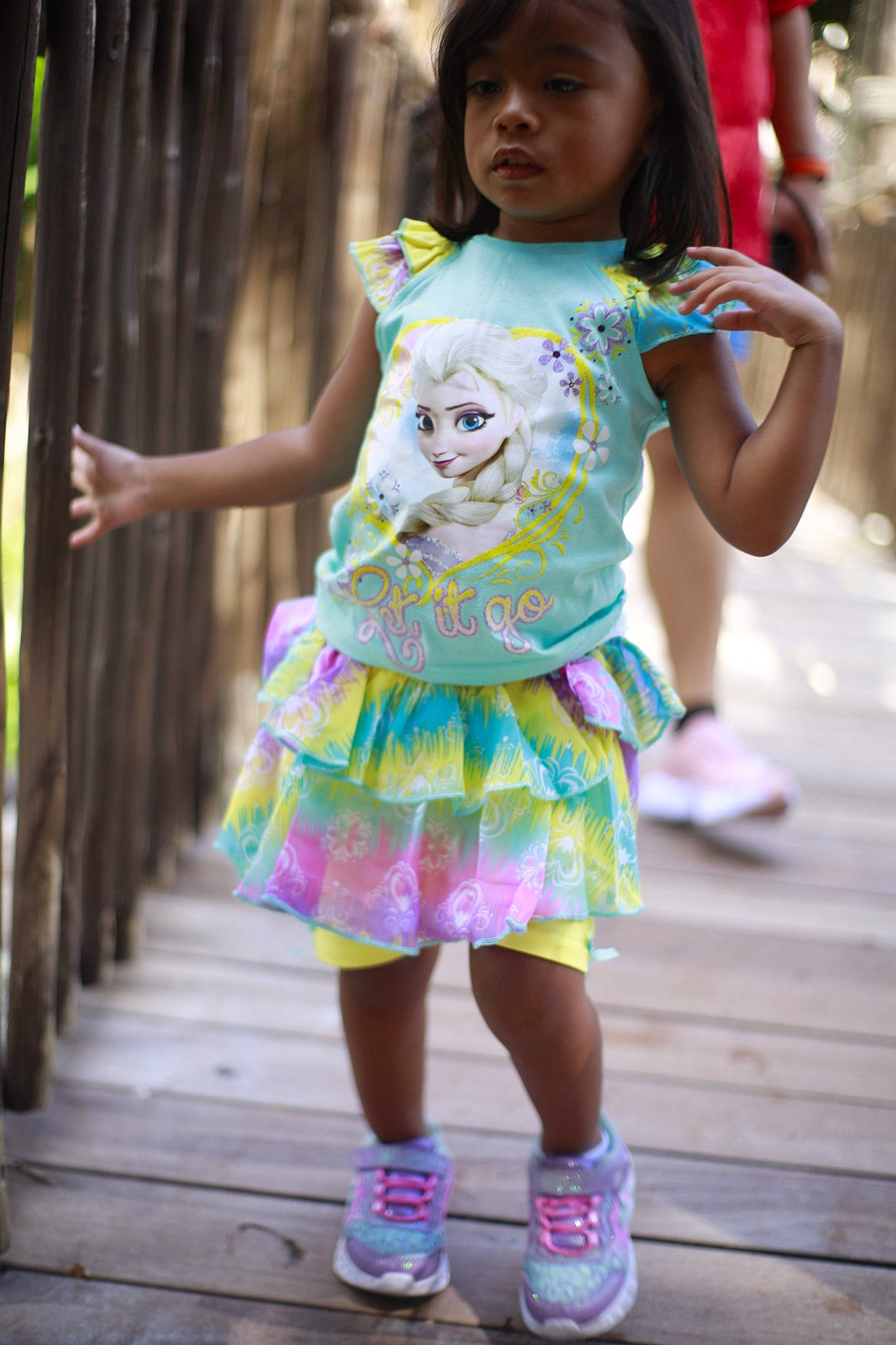 Zoë is registered to the contest to win money with this photo: child, costume, dress, entertainment, event, fashion_design, fun, happy, human_leg, leisure, magenta, person, pink, plant, purple, recreation, smile, street, street_fashion, toddler