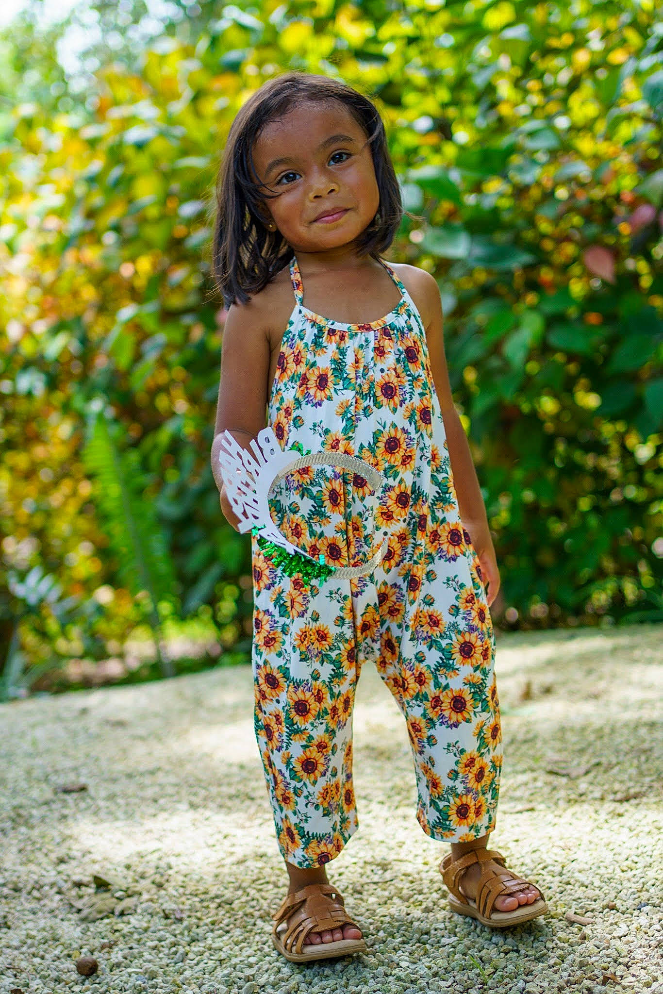 Zoë is registered to the contest to win money with this photo: arm, baby_toddler_clothing, denim, face, grass, hair, happy, head, leisure, orange, pattern, people_in_nature, person, plant, shoe, sleeve, smile, street_fashion, thigh, toddler
