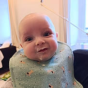 Ernest participe au concours pour gagner de l'argent avec cette photo : baby, infant, bib, milk, milk_mustache, face, cute, indoors, child, portrait, young, clothing, soft_light, living_room, furniture, window, lamp, expression, person, smile