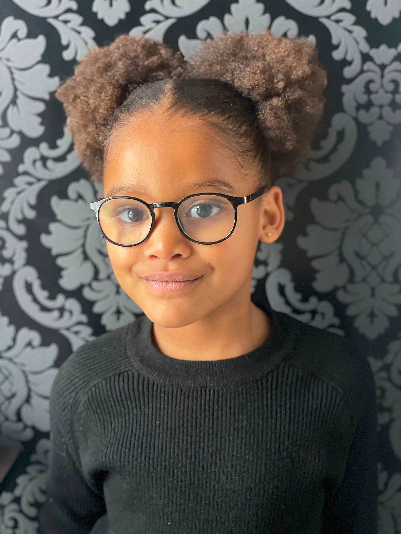 Kaelyn a rejoint le concours — aidez-le/la à gagner de superbes lots ! black_hair, cheek, child, cool, eyebrow, eyewear, fashion_accessory, fashion_design, flash_photography, forehead, glasses, hairstyle, happy, headpiece, iris, joy, lip, pattern, person, sleeve