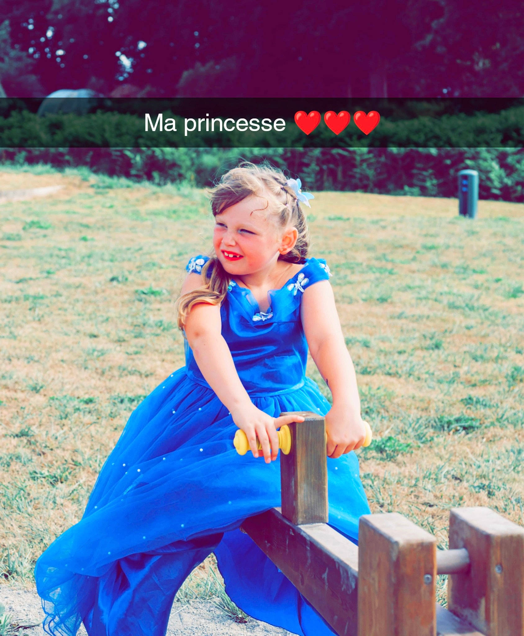 Julia a rejoint le concours — aidez-le/la à gagner de superbes lots ! child, city, electric_blue, event, flash_photography, fun, grass, happy, human_leg, joy, leisure, magenta, people_in_nature, person, play, recreation, sitting, summer, t_shirt, vacation