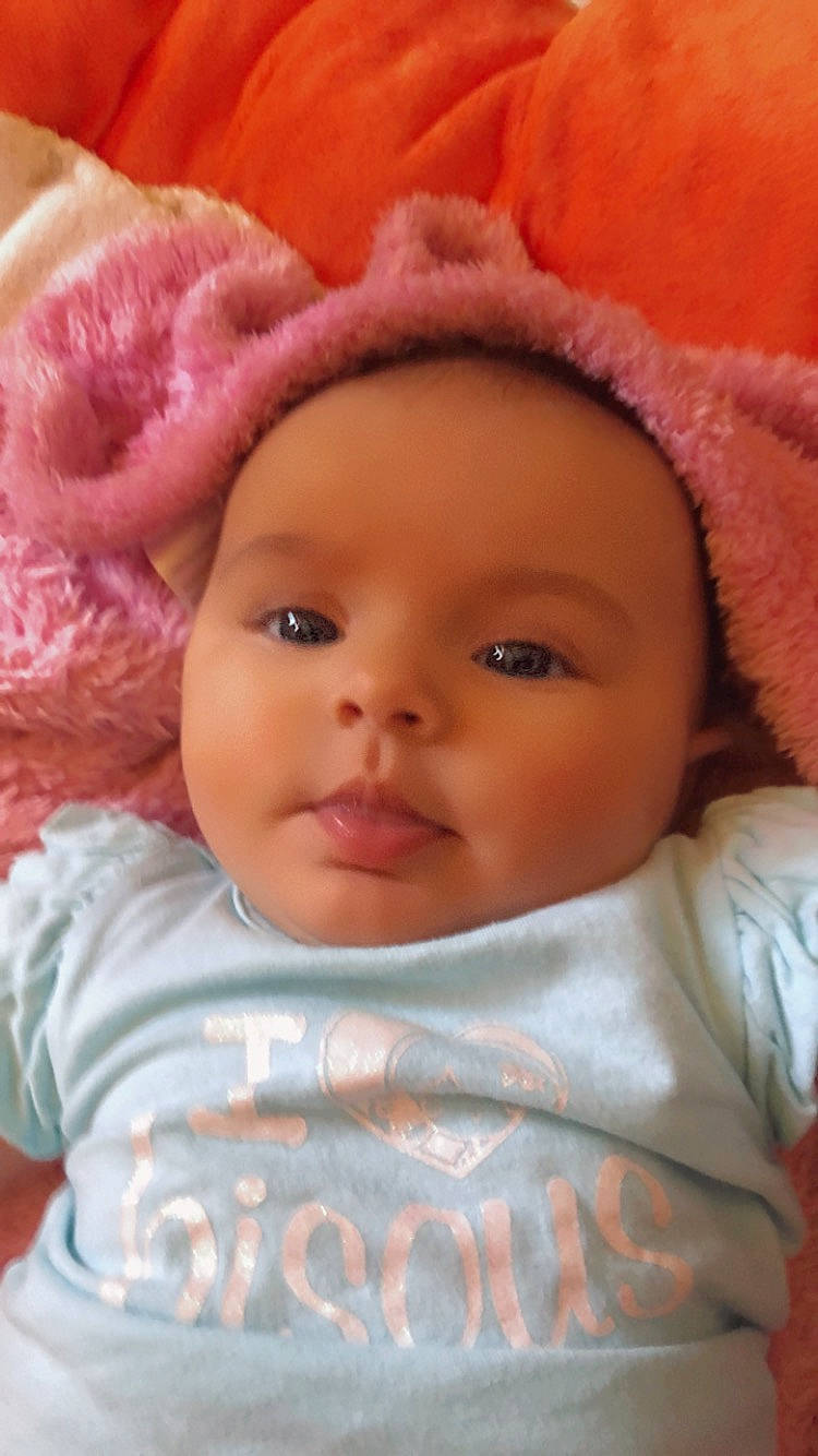 Shaïna a rejoint le concours — aidez-le/la à gagner de superbes lots ! baby, cap, cheek, chin, comfort, eye, eyebrow, face, head, headgear, iris, lip, mouth, nose, organ, person, pink, skin, sleeve, smile