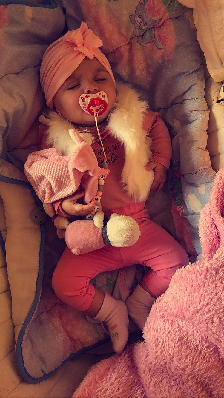 Shaïna participe au concours pour gagner de l'argent avec cette photo : beauty, comfort, doll, fawn, fur_clothing, gesture, hand, happy, hat, headwear, human, lap, mouth, orange, organ, person, pink, skin, textile, thigh