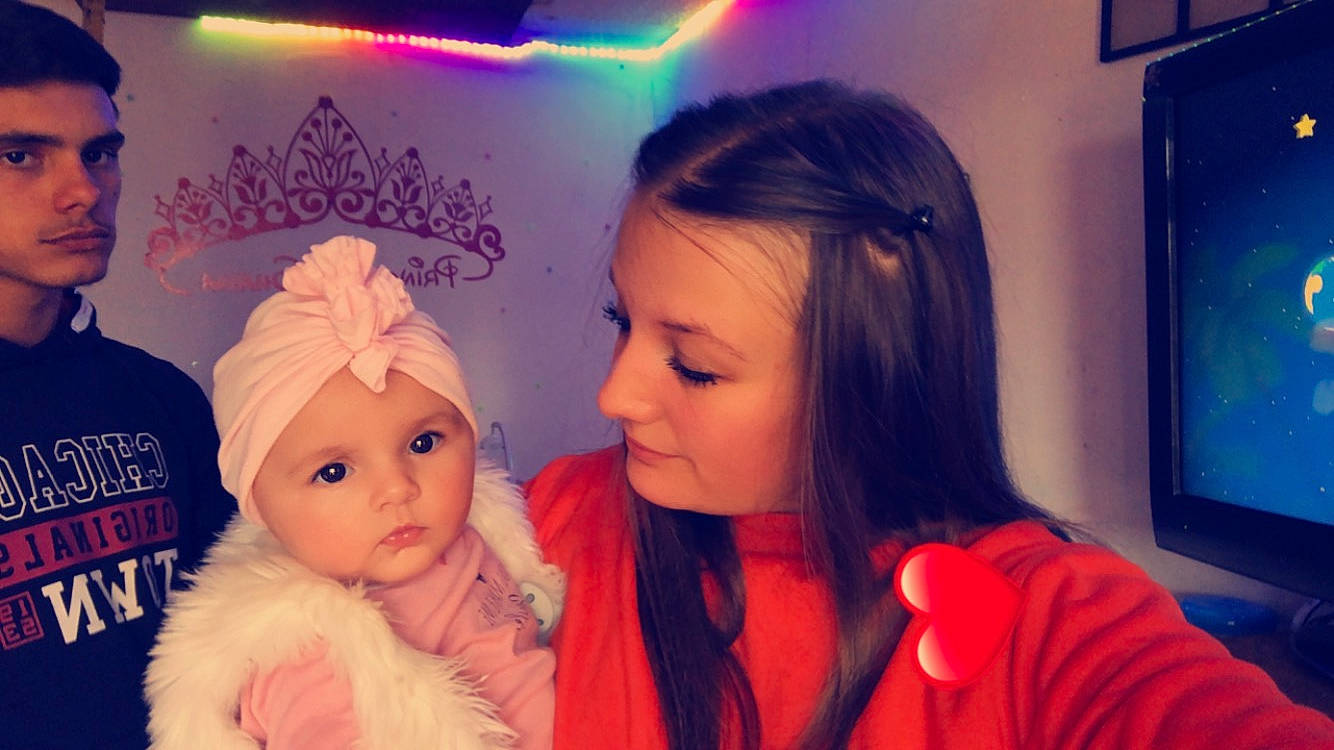 Shaïna participe au concours pour gagner de l'argent avec cette photo : baby, cheek, child, christmas, christmas_eve, ear, event, eyebrow, eyelash, fun, fur, happy, headwear, holiday, iris, lip, magenta, person, pink, room