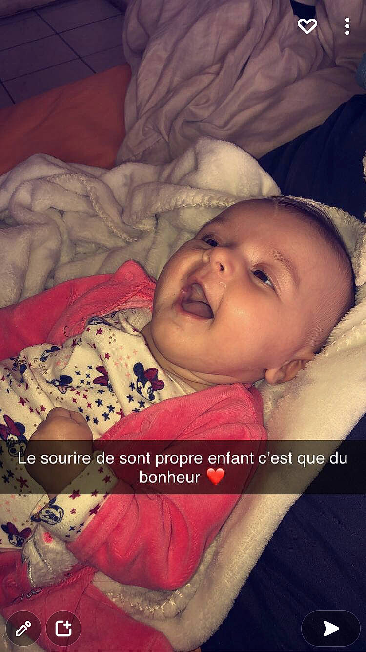 Shaïna a rejoint le concours — aidez-le/la à gagner de superbes lots ! baby, baby_toddler_clothing, cheek, chin, comfort, cool, eye, eyebrow, facial_expression, flash_photography, happy, interaction, iris, lip, mammal, mouth, nose, person, pink, skin