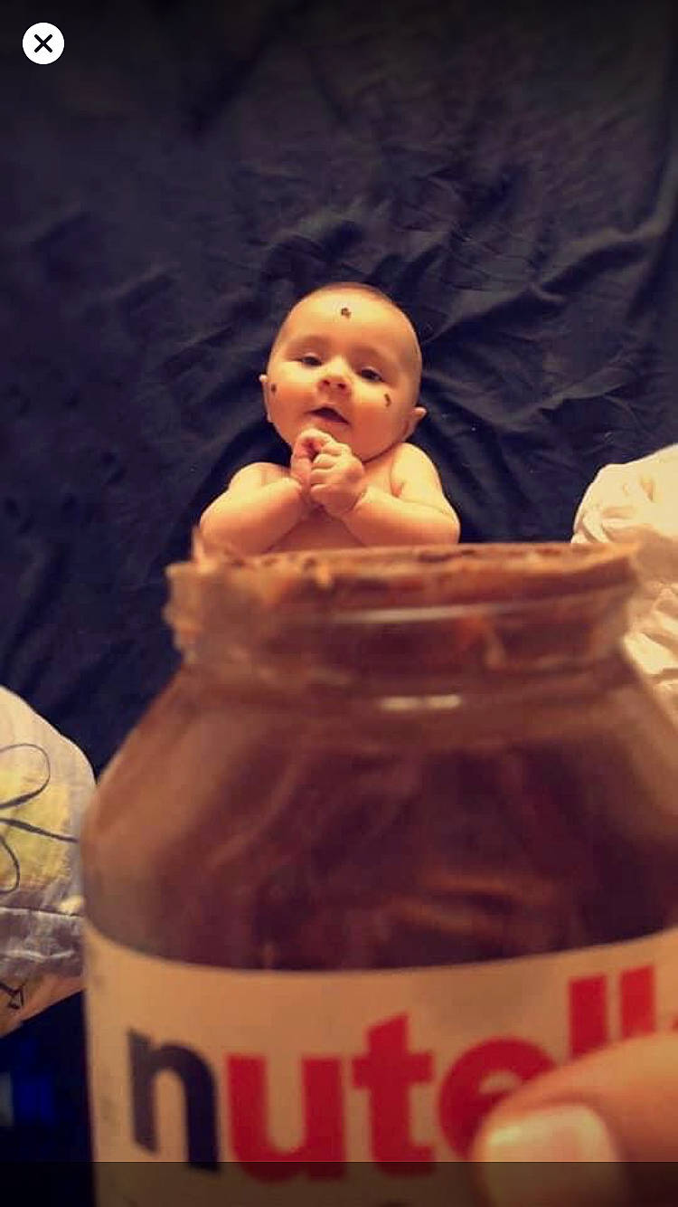 Shaïna participe au concours pour gagner de l'argent avec cette photo : alcohol, alcoholic_beverage, baby, bottle, chest, distilled_beverage, drink, drinking, drinkware, event, flesh, food, fun, happy, ingredient, junk_food, liqueur, person, plastic_bottle, snack