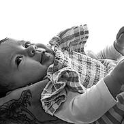 Aimée a rejoint le concours — aidez-le/la à gagner de superbes lots ! baby, infant, black_and_white, tattoo, arm, face, expression, clothing, striped, hand, portrait, curious, close_up, newborn, person, skin, cute, holding, soft_light, monochrome