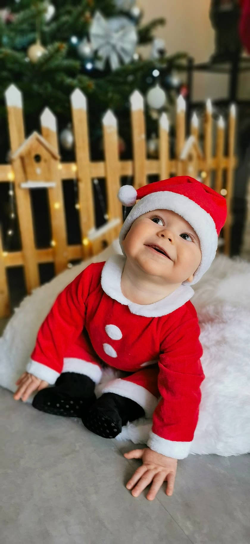 Maxence a rejoint le concours — aidez-le/la à gagner de superbes lots ! baby, baby_toddler_clothing, cap, cheek, clothing, facial_expression, fence, fun, happy, head, headwear, human_body, joy, mammal, organ, person, product, skin, sleeve, smile