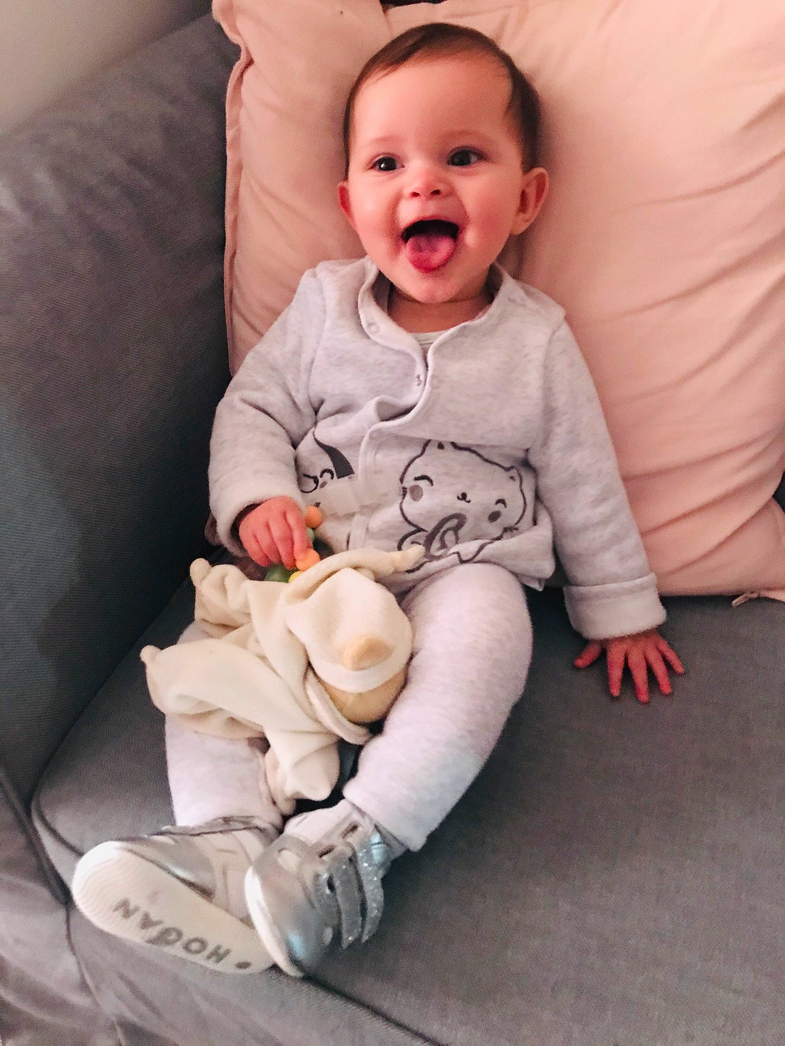 Capucine participe au concours pour gagner de l'argent avec cette photo : arm, baby, cheek, child, comfort, facial_expression, finger, laugh, leg, person, sitting, smile, toddler