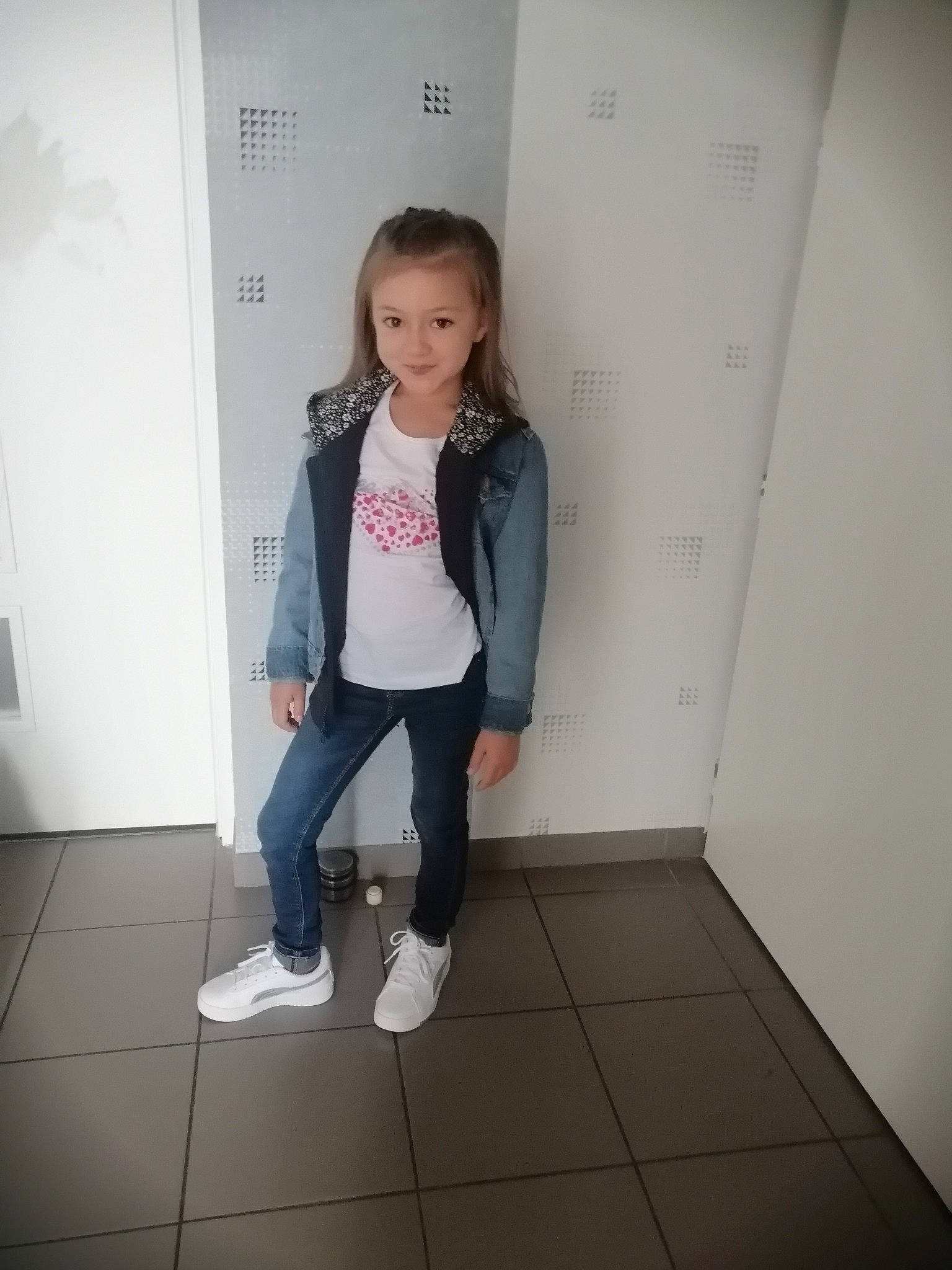 Florine participe au concours pour gagner de l'argent avec cette photo : blazer, boot, brown_hair, fashion_design, floor, flooring, formal_wear, fun, human_leg, joy, knee, long_hair, pattern, person, shoulder, sleeve, sportswear, street_fashion, t_shirt, thigh