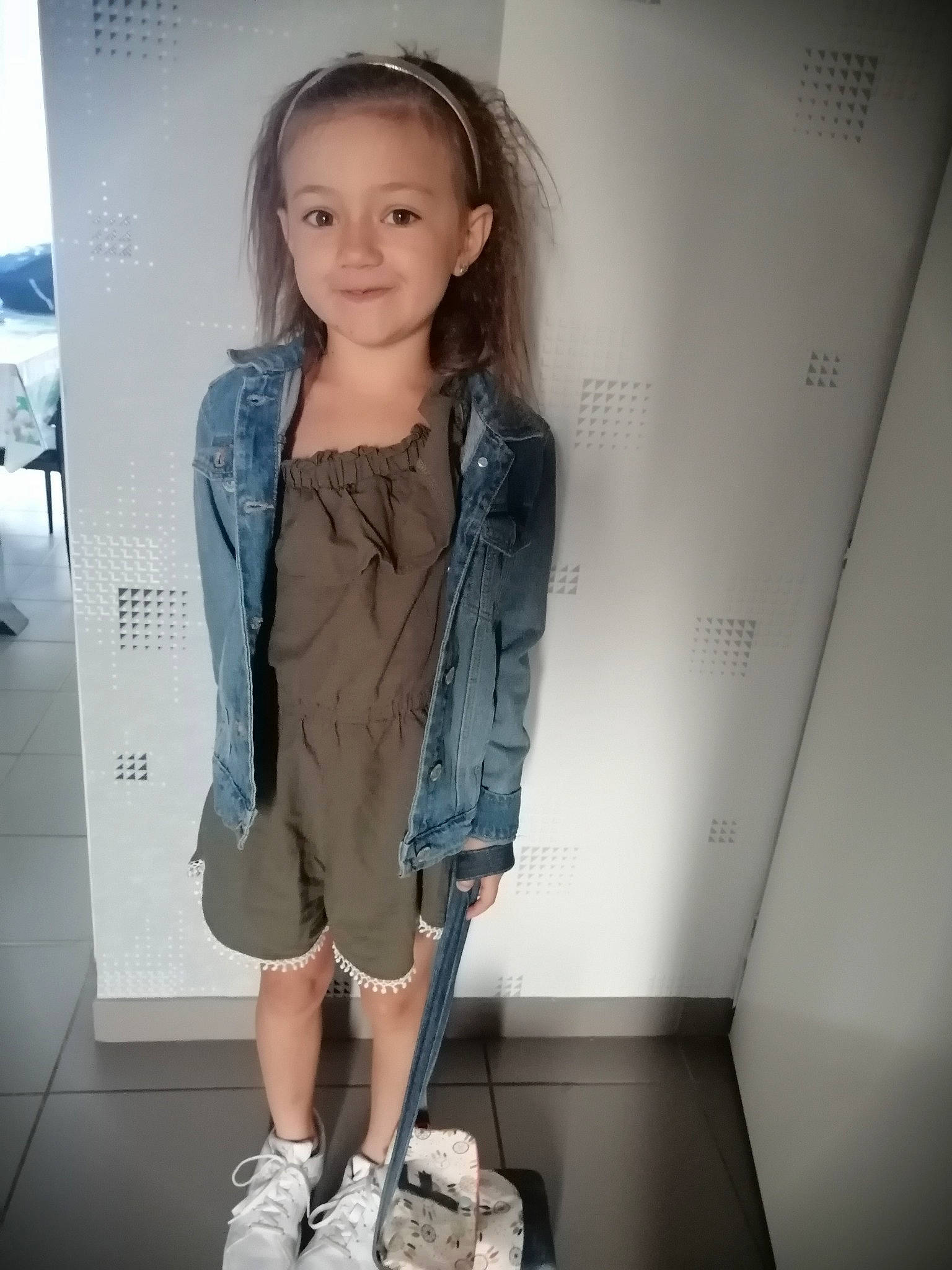 Florine a rejoint le concours — aidez-le/la à gagner de superbes lots ! beauty, blazer, blond, collar, denim, fashion_accessory, fashion_design, fashion_model, formal_wear, hairstyle, human_leg, joint, joy, knee, person, shorts, shoulder, sleeve, street_fashion, t_shirt