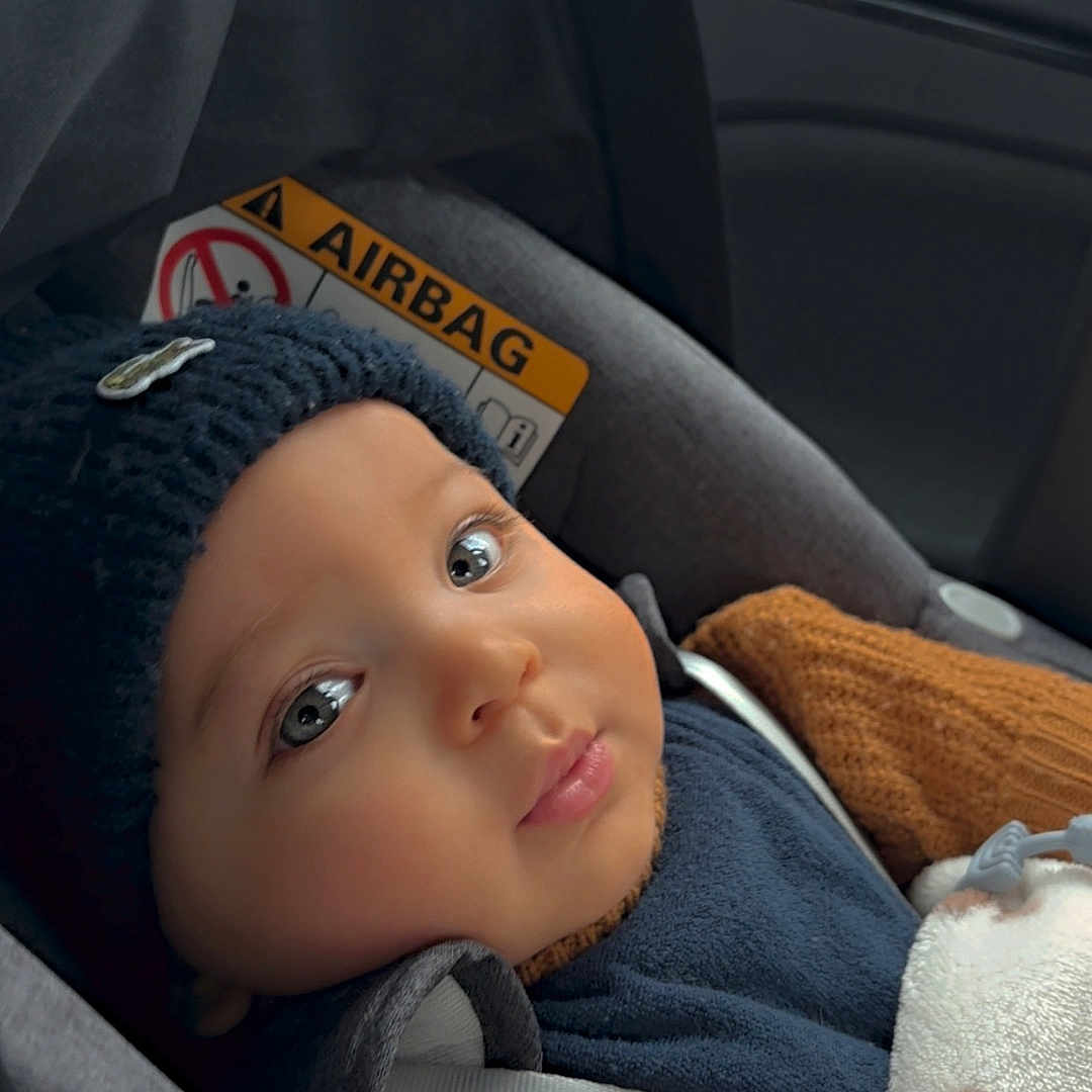 Yzak a rejoint le concours — aidez-le/la à gagner de superbes lots ! baby, baby_boy, blue_eyes, car_interior, car_seat, child, closeup, cozy, cute, face, indoors, infant, knit_hat, portrait, seat, seatbelt, soft_light, sweater, toy, warm_clothing