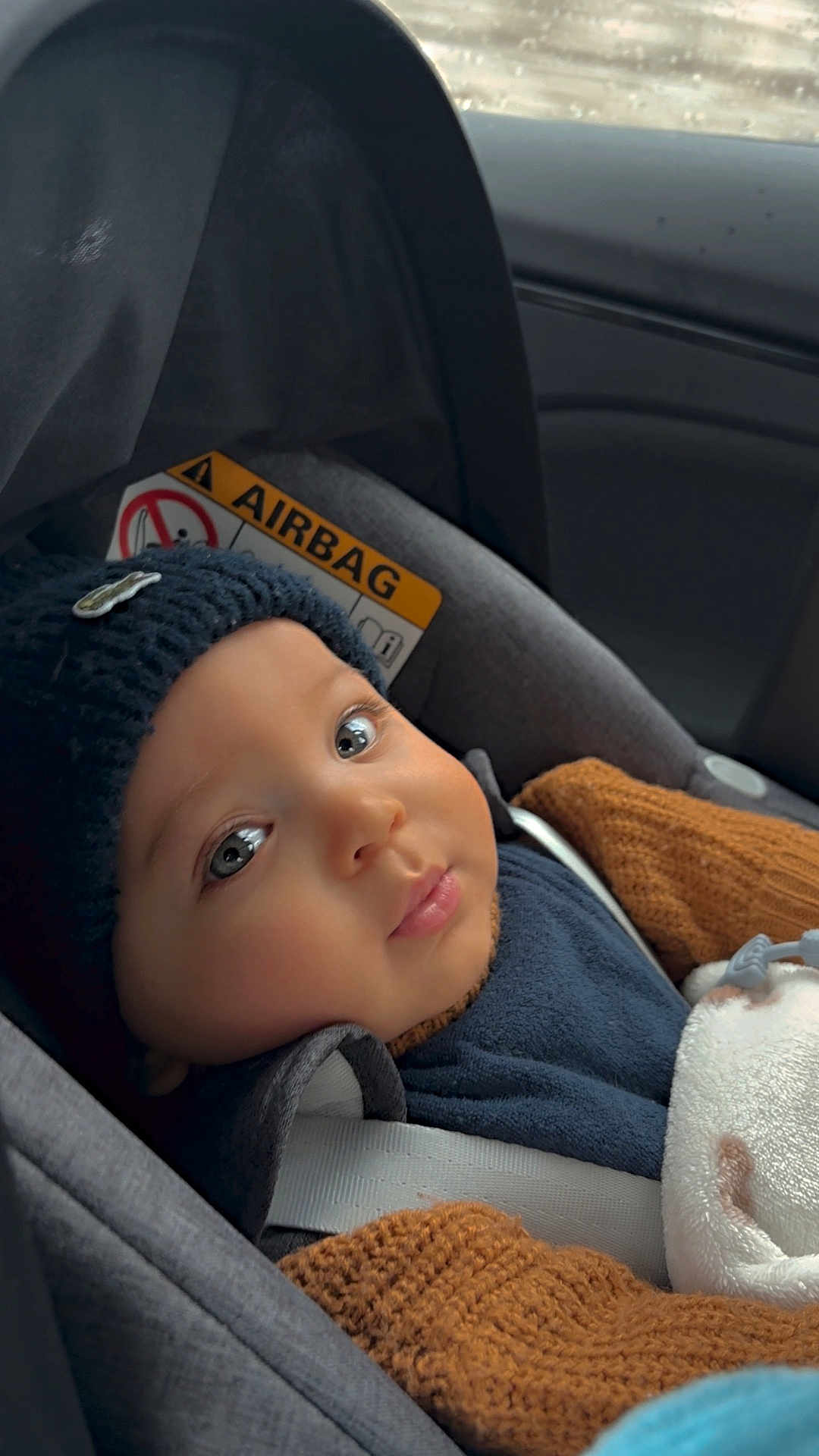 Yzak a rejoint le concours — aidez-le/la à gagner de superbes lots ! baby, child, car_seat, knit_hat, sweater, toy, seatbelt, indoors, portrait, face, blue_eyes, cute, warm_clothing, infant, car_interior, closeup, soft_light, seat, baby_boy, cozy