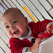 Yzak a rejoint le concours — aidez-le/la à gagner de superbes lots ! baby, infant, smile, red_clothing, toy, crib, hospital, hospital_bed, happy, child, person, face, hand, blue_eyes, metal_bars, bed, white_sheet, medical_bracelet, indoors, cute