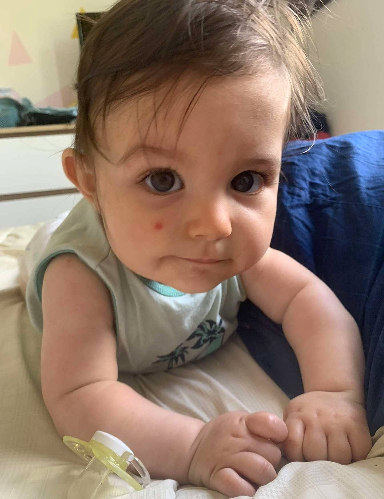 Gabriel participe au concours pour gagner de l'argent avec cette photo : baby_toddler_clothing, cheek, chin, comfort, eyebrow, eyelash, face, facial_expression, finger, gesture, hair, hairstyle, hand, iris, lip, mouth, neck, nose, person, skin