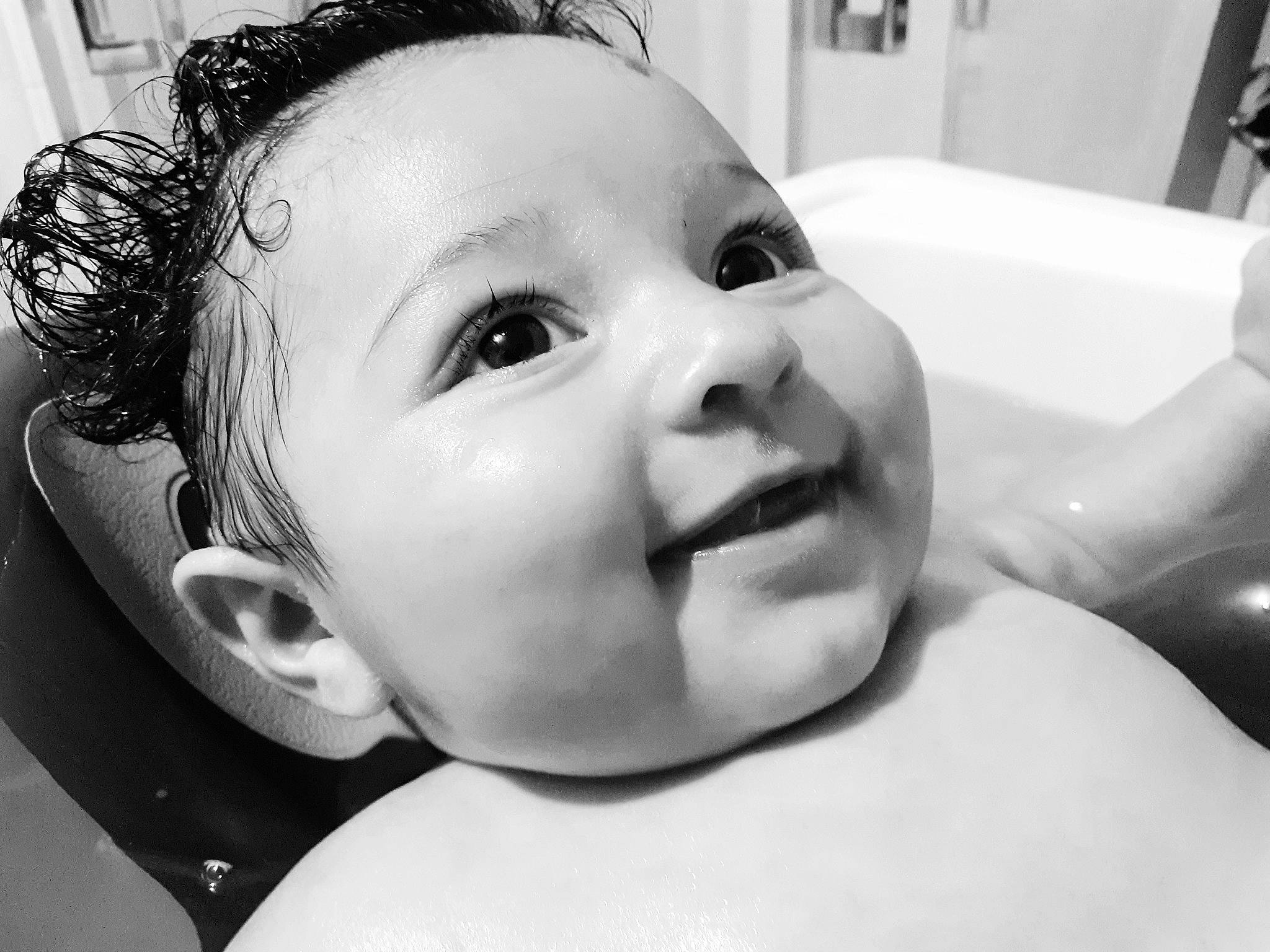 Stëlla participe au concours pour gagner de l'argent avec cette photo : baby, beauty, black, black_and_white, cheek, child, chin, eye, eyebrow, face, facial_expression, forehead, head, lip, monochrome, nose, person, skin, smile, toddler