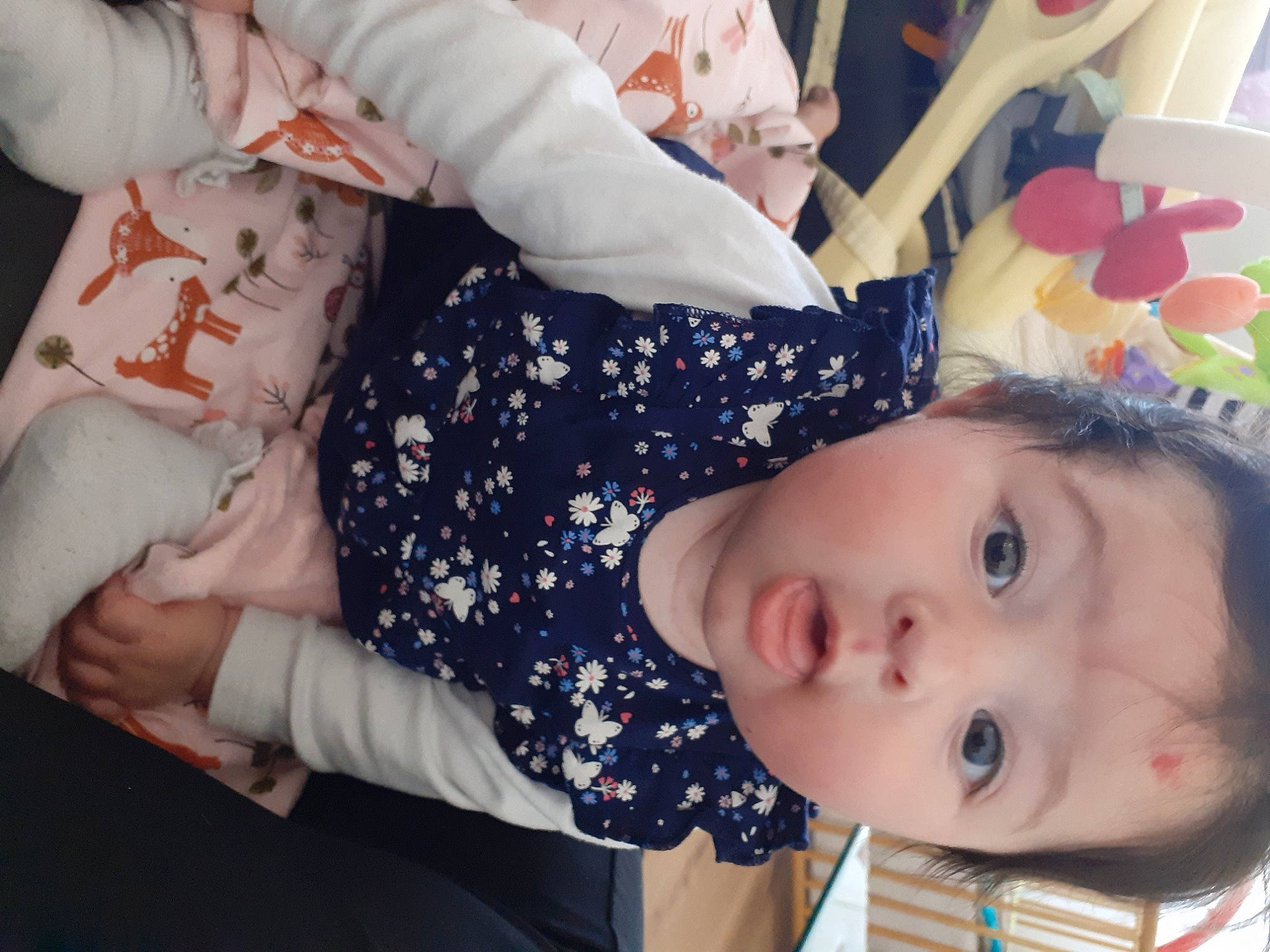 Stëlla a rejoint le concours — aidez-le/la à gagner de superbes lots ! baby, cheek, child, eye, happy, head, leg, nose, person, pink, room, selfie, skin, smile, surprise, toddler