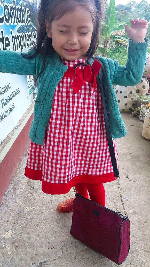 Valentina participe au concours pour gagner de l'argent avec cette photo : child, child_model, clothing, costume, design, face, green, head, jacket, joy, outerwear, pattern, person, plaid, plant, play, sleeve, smile, toddler