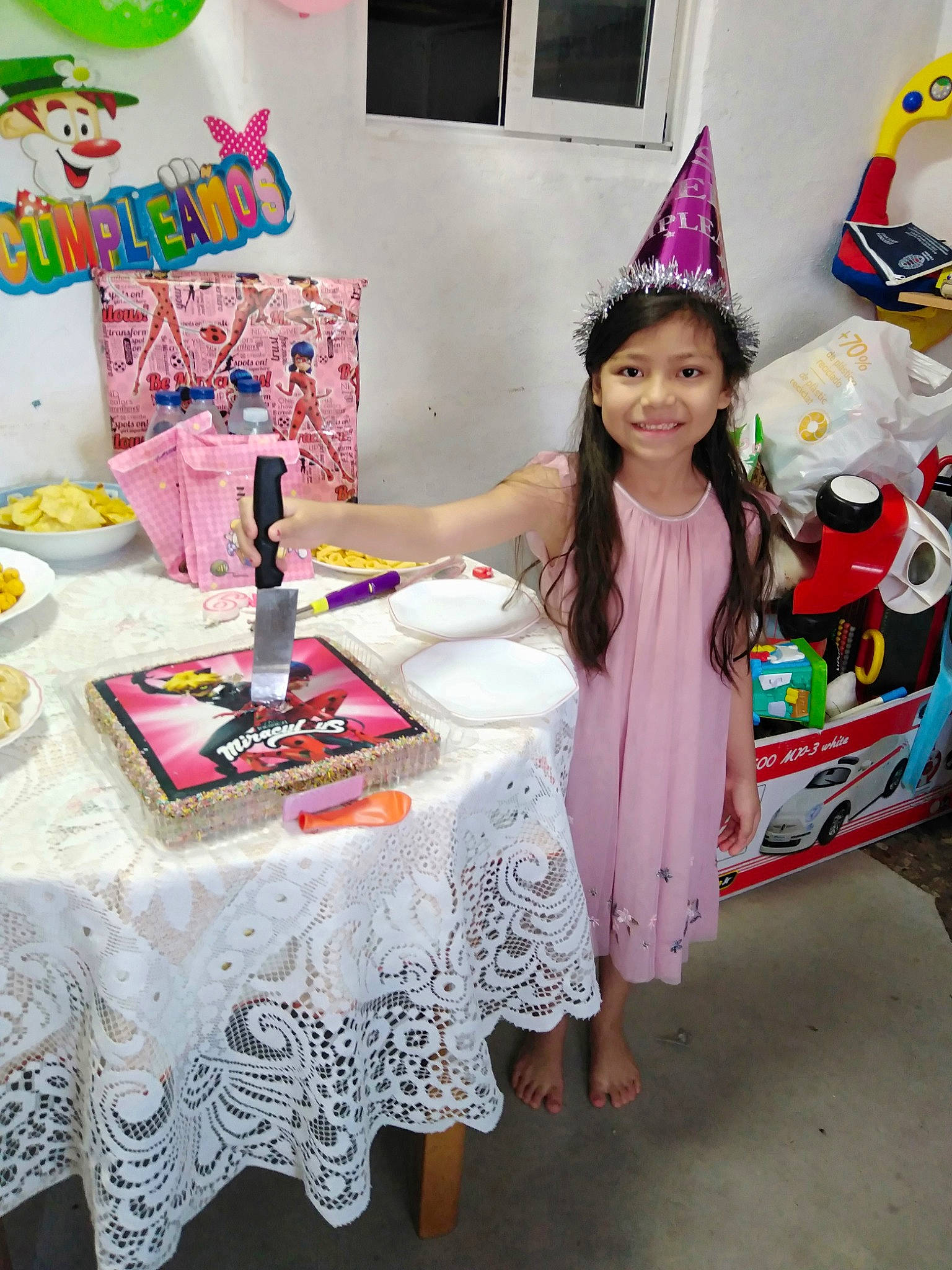 Valentina participe au concours pour gagner de l'argent avec cette photo : art, child, joy, linens, party, person, room, table, tablecloth, textile