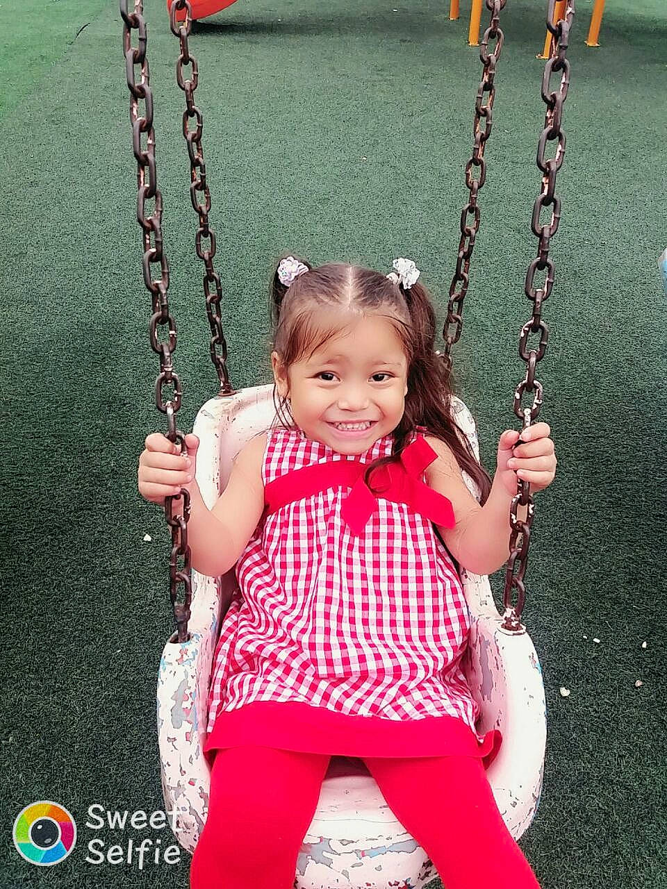 Valentina a rejoint le concours — aidez-le/la à gagner de superbes lots ! chain, child, happy, joy, outdoor_play_equipment, person, play, smile, swing, toddler