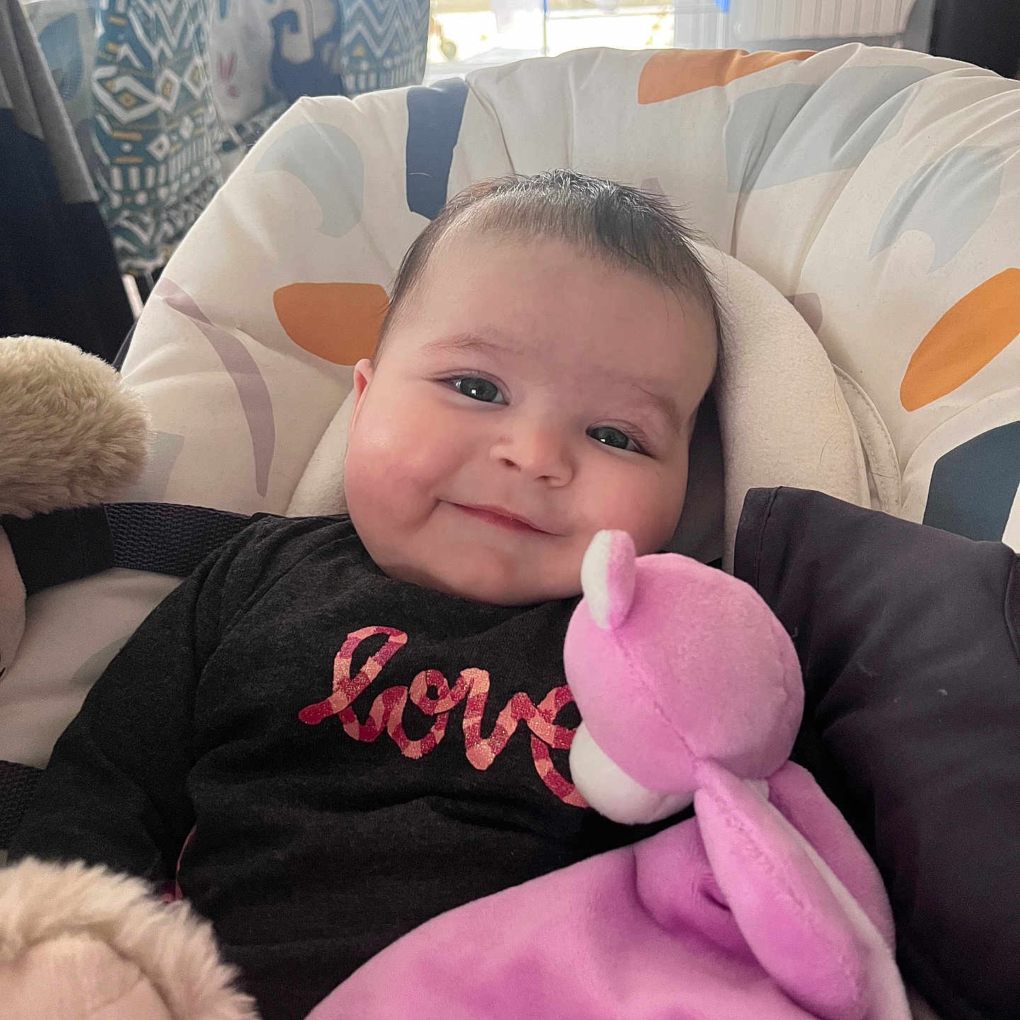 Julia a rejoint le concours — aidez-le/la à gagner de superbes lots ! baby, blanket, bodypart, chair, clothing, couch, cushion, face, finger, furniture, hand, head, homedecor, indoors, newborn, person, photography, portrait, purple, t_shirt