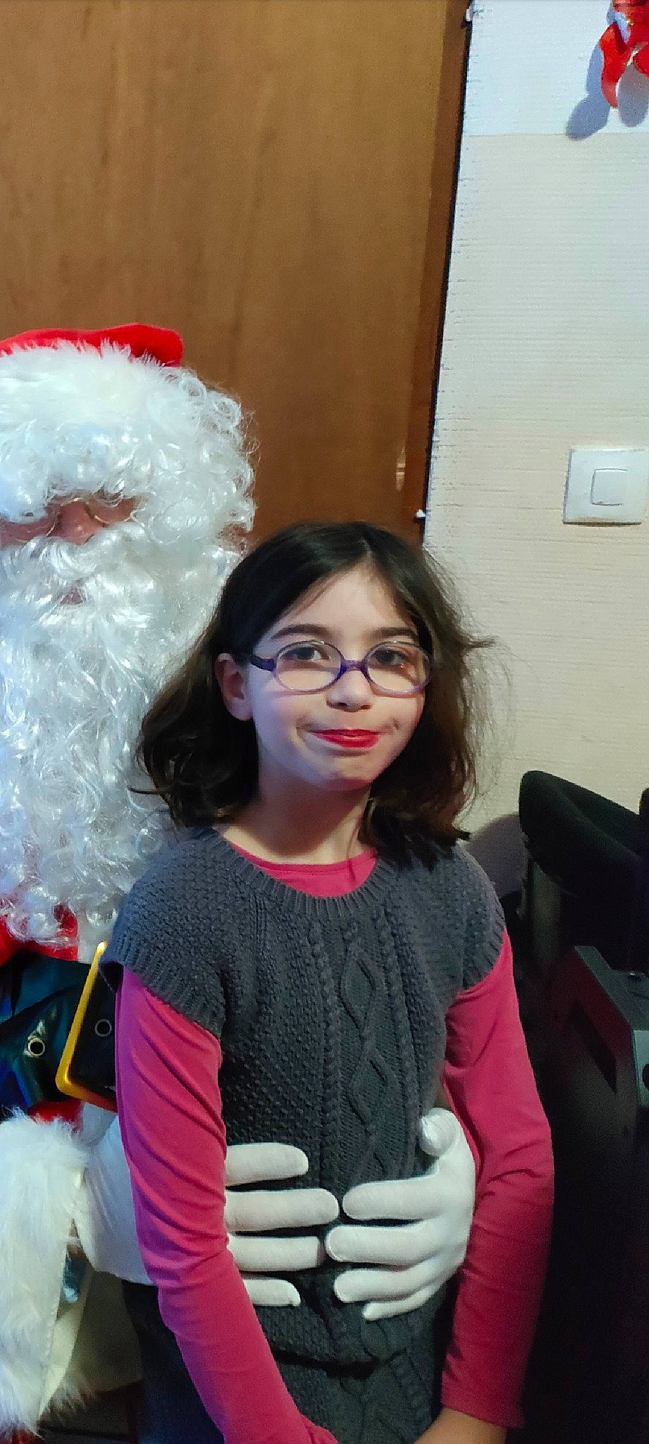 Julie participe au concours pour gagner de l'argent avec cette photo : beard, chair, chin, costume_hat, event, eyewear, fun, glasses, hair, hairstyle, happy, head, holiday, joy, person, room, sleeve, smile, snapshot, vision_care