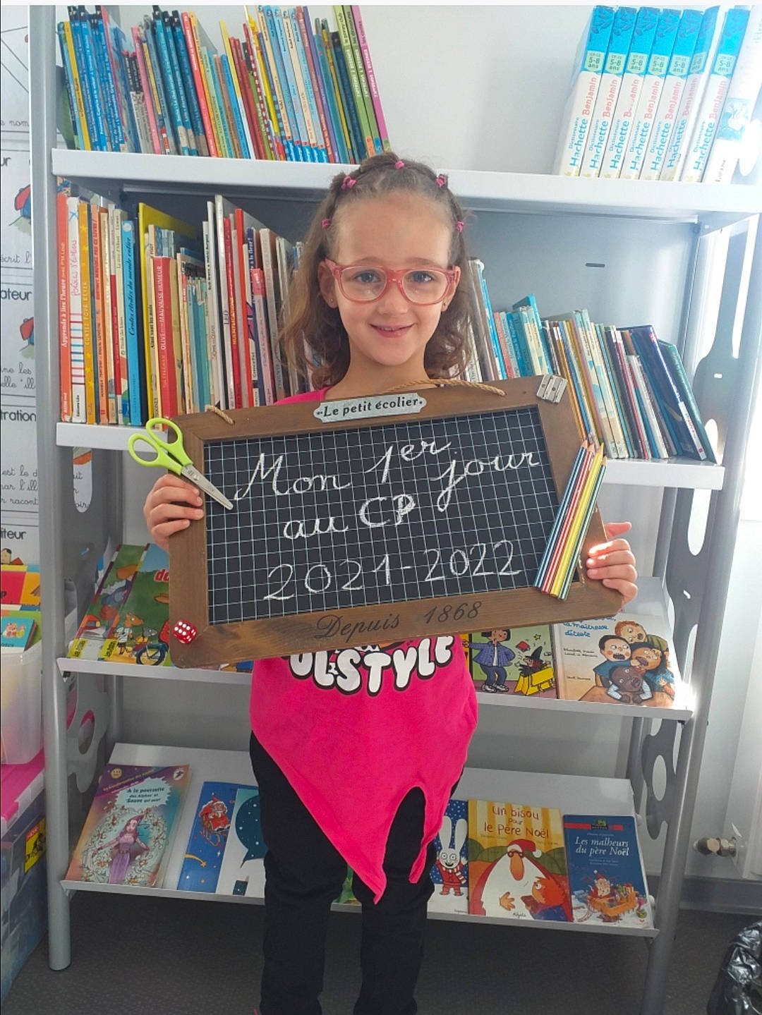 Chloé participe au concours pour gagner de l'argent avec cette photo : art, artist, book, bookcase, child, collection, eyewear, font, fun, joy, librarian, library, person, publication, reading, retail, room, shelf, shelving, smile