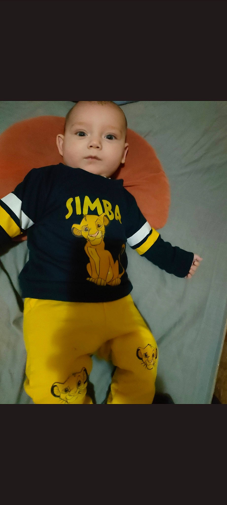 Esteban participe au concours pour gagner de l'argent avec cette photo : baby, baby_products, baby_toddler_clothing, child, face, flooring, fun, happy, head, jersey, orange, person, personal_protective_equipment, sleeve, sportswear, t_shirt, textile, thumb, toddler, trunk