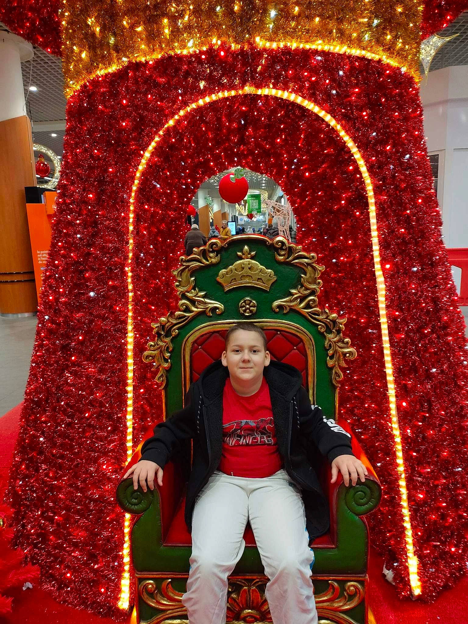 Marvin a rejoint le concours — aidez-le/la à gagner de superbes lots ! christmas, christmas_decoration, christmas_eve, christmas_lights, christmas_ornament, decoration, entertainment, event, fun, holiday, holiday_ornament, interior_design, joy, landmark, ornament, person, recreation, red, symmetry, tradition