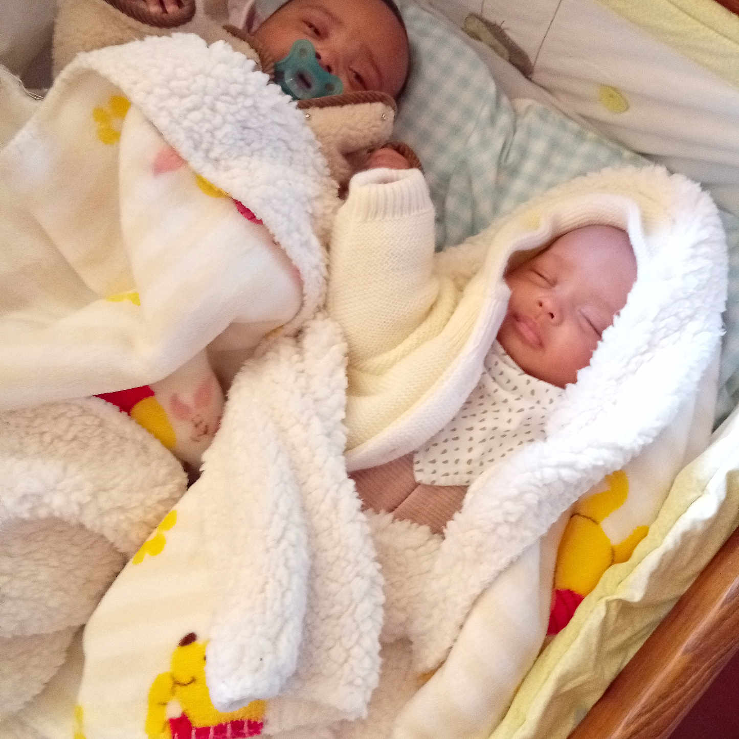 Martial Et Gabin participe au concours pour gagner de l'argent avec cette photo : baby, bed, blanket, child, comfort, cozy, crib, cute, furniture, hooded_clothing, infant, pacifier, pajamas, person, rest, sleep, sleeping, soft, toddler, warm