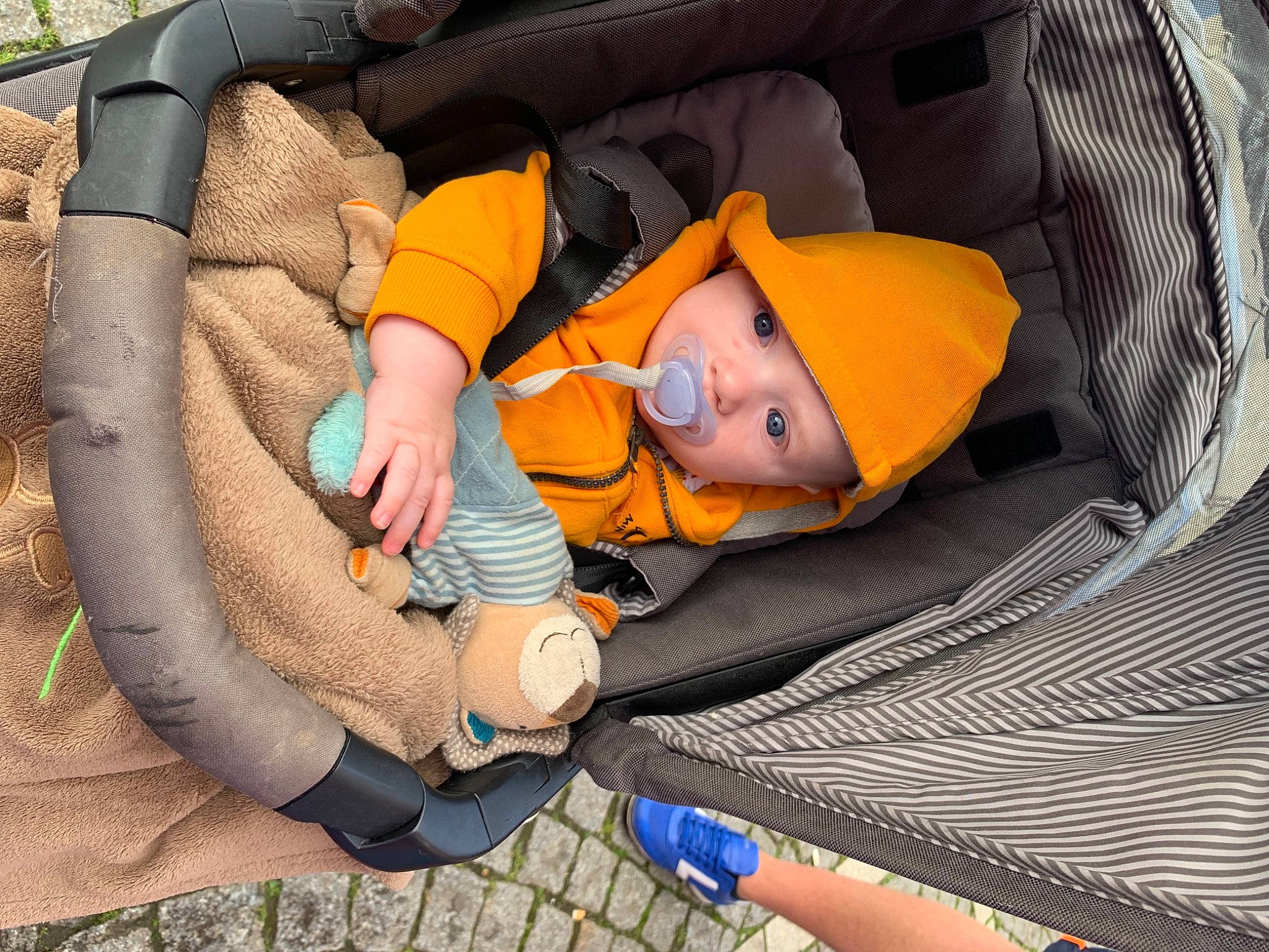 Télio participe au concours pour gagner de l'argent avec cette photo : auto_part, baby, baby_carriage, baby_products, bag, car_seat, child, comfort, family_car, fun, grass, headwear, lap, leisure, nap, person, recreation, sitting, toddler, tree