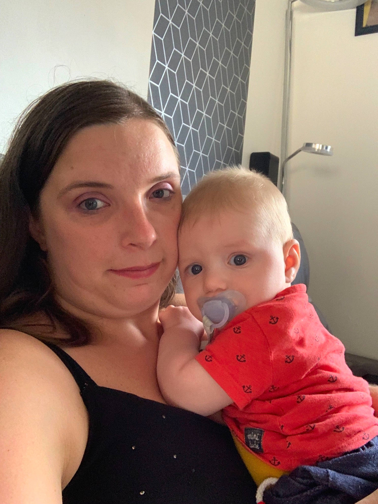 Télio a rejoint le concours — aidez-le/la à gagner de superbes lots ! abdomen, arm, baby, baby_toddler_clothing, cheek, child, comfort, flooring, gesture, happy, iris, joint, lip, mouth, nose, organ, person, sitting, skin, toddler