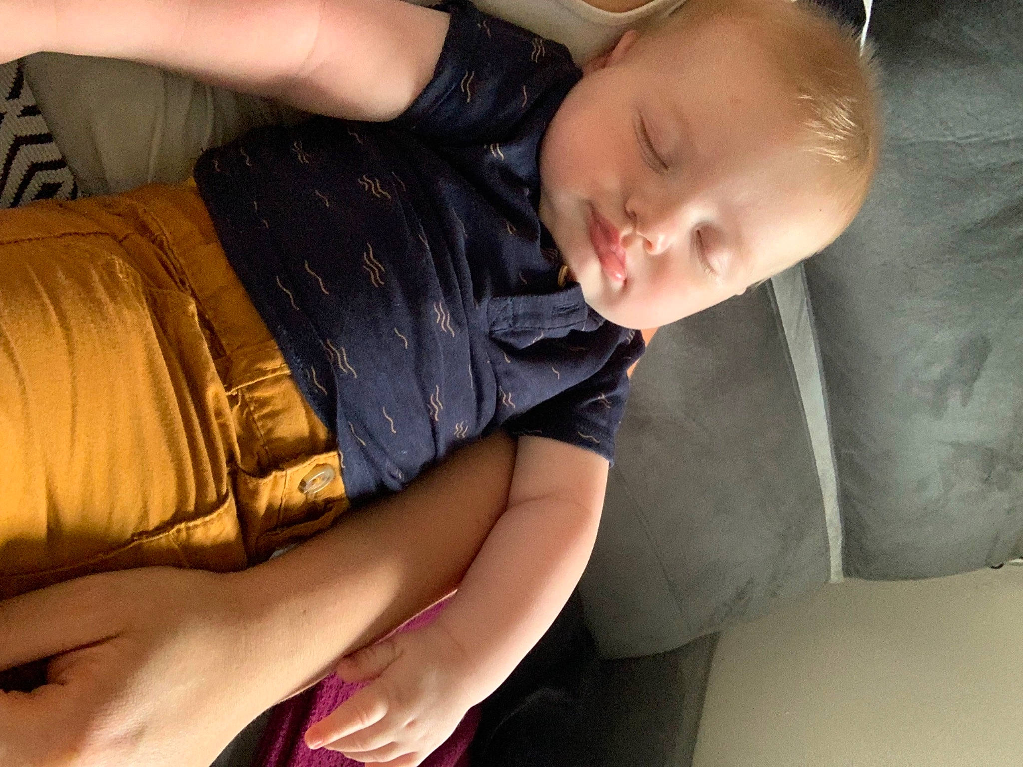 Télio participe au concours pour gagner de l'argent avec cette photo : arm, baby, black_hair, cheek, comfort, elbow, eye, finger, flash_photography, gesture, hand, joint, leg, mouth, muscle, person, skin, sleeve, thigh, toddler