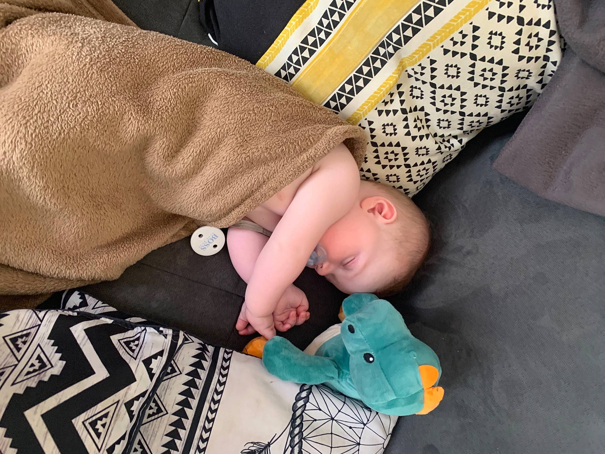Télio participe au concours pour gagner de l'argent avec cette photo : arm, baby, baby_sleeping, baby_toddler_clothing, child, comfort, hand, head, human_body, human_leg, linens, nail, pattern, person, skin, textile, thigh, thumb, toddler, toy