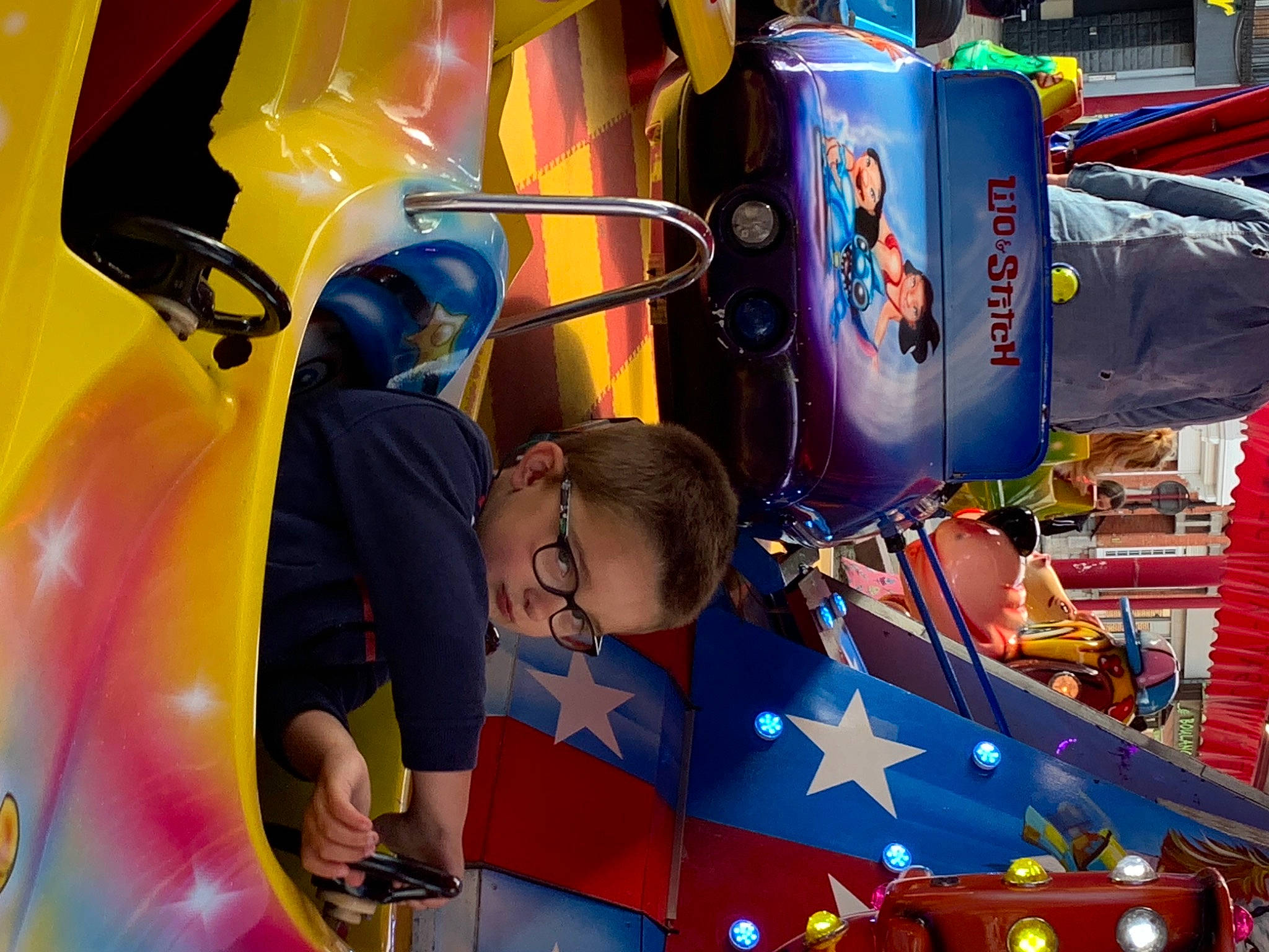 Hugo a rejoint le concours — aidez-le/la à gagner de superbes lots ! automotive_design, automotive_exterior, automotive_lighting, child, city, electric_blue, event, flag, fun, games, leisure, mode_of_transport, motor_vehicle, person, play, playground, recreation, red, t_shirt, toddler